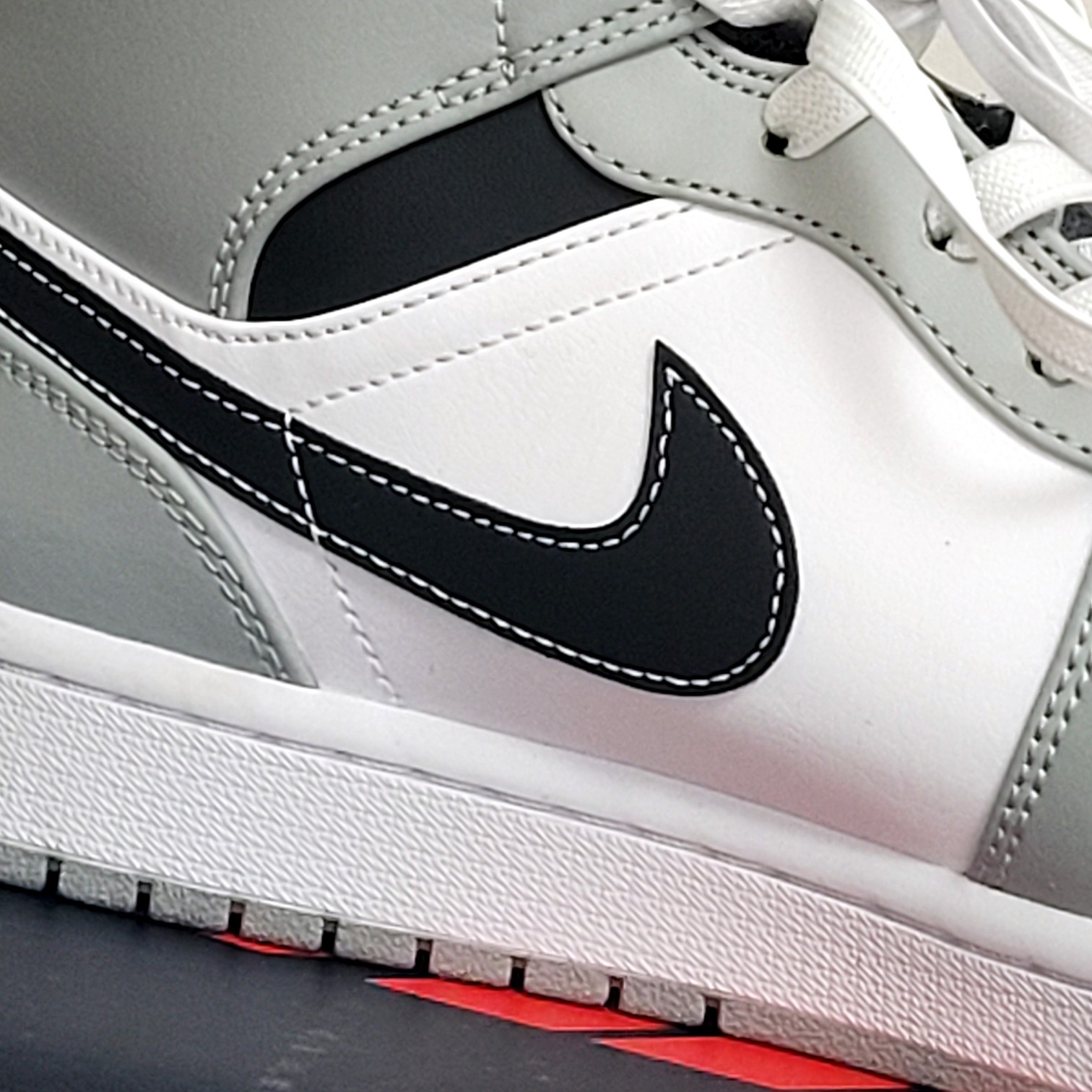 Jordan 1 Mid Light Smoke Grey Anthracite 착용 스타일 - 2
