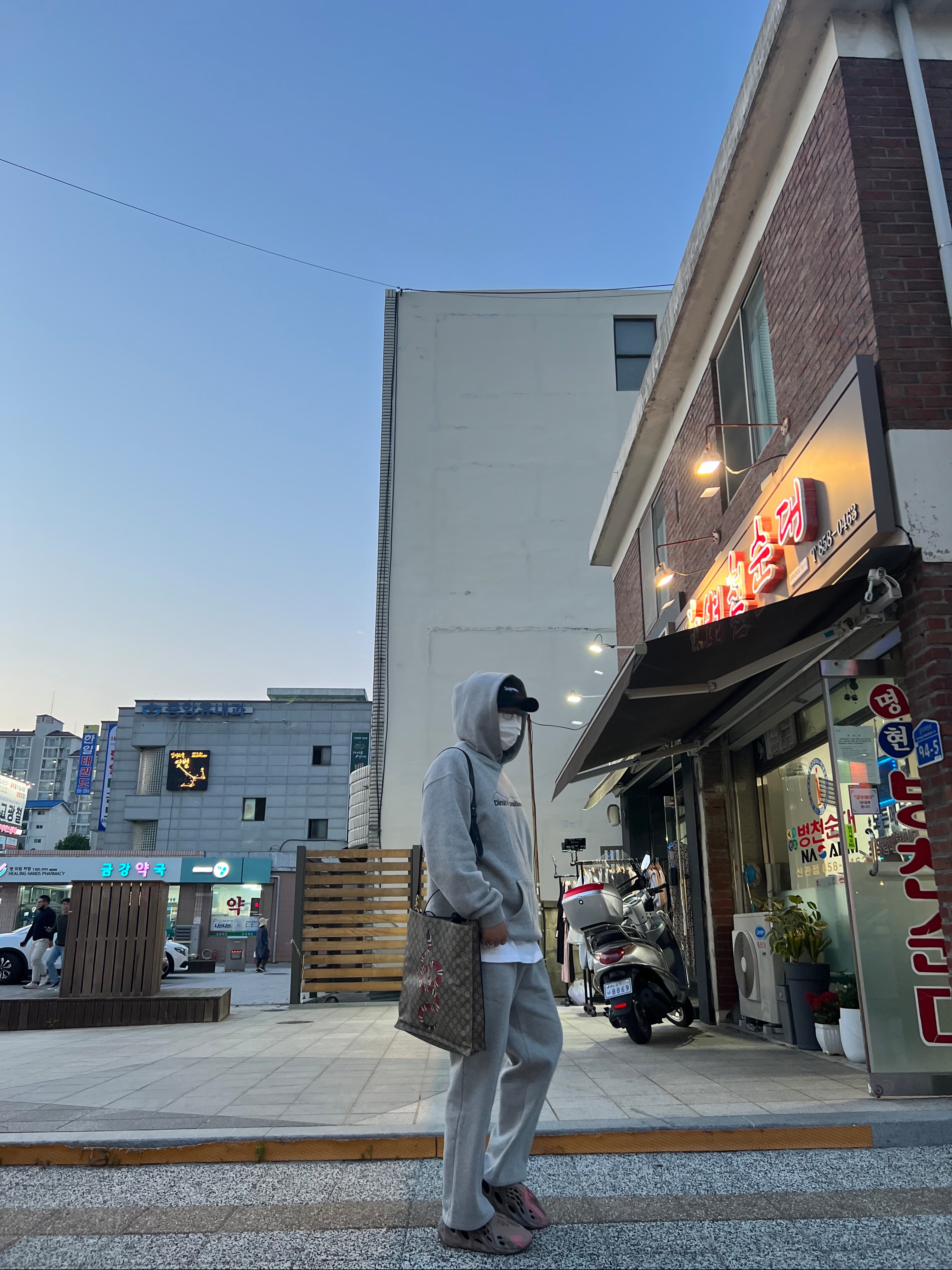 Adidas Yeezy Foam RNNR MX Sand Grey, Supreme Waxed Cotton Camp Cap Black - 21FW 착용 스타일 - 1