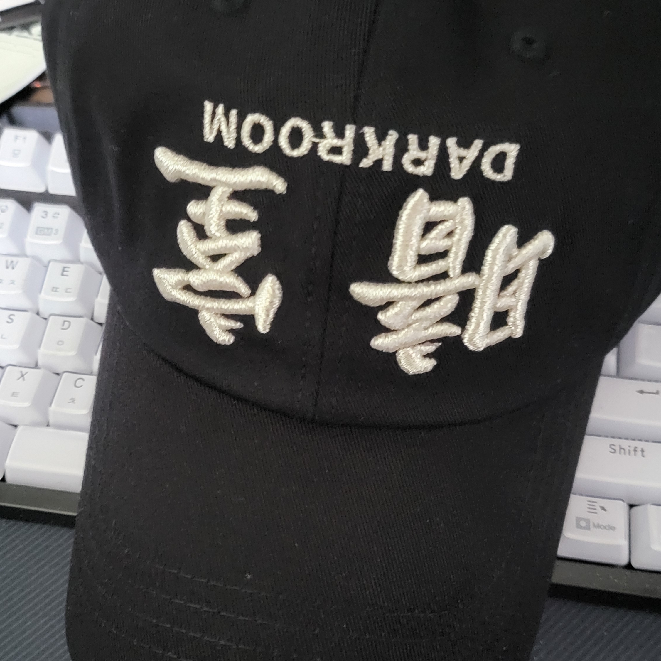 Darkr8m Studio Upside Down Silver Logo Cap 착용 스타일