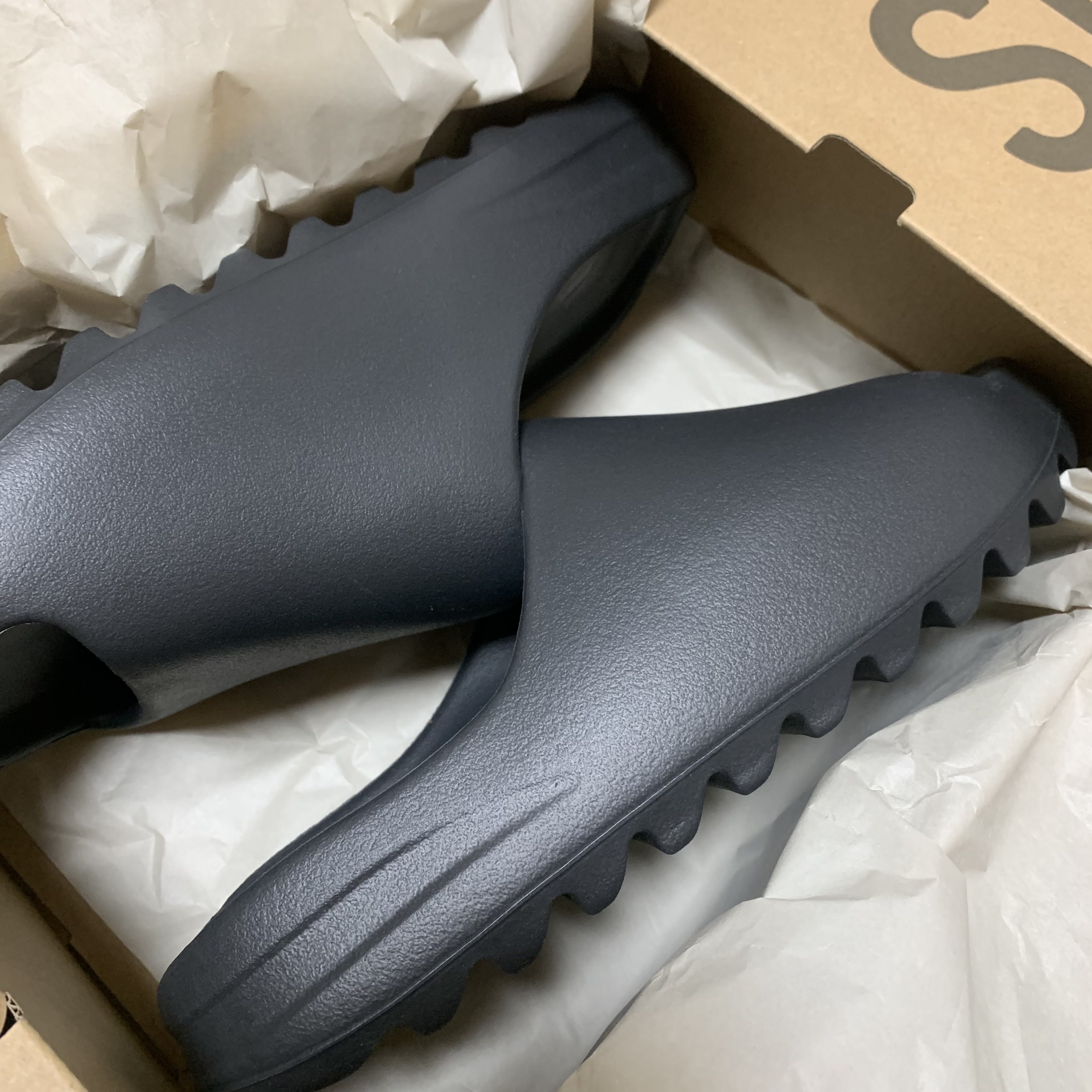 Adidas Yeezy Slide Onyx 착용 스타일