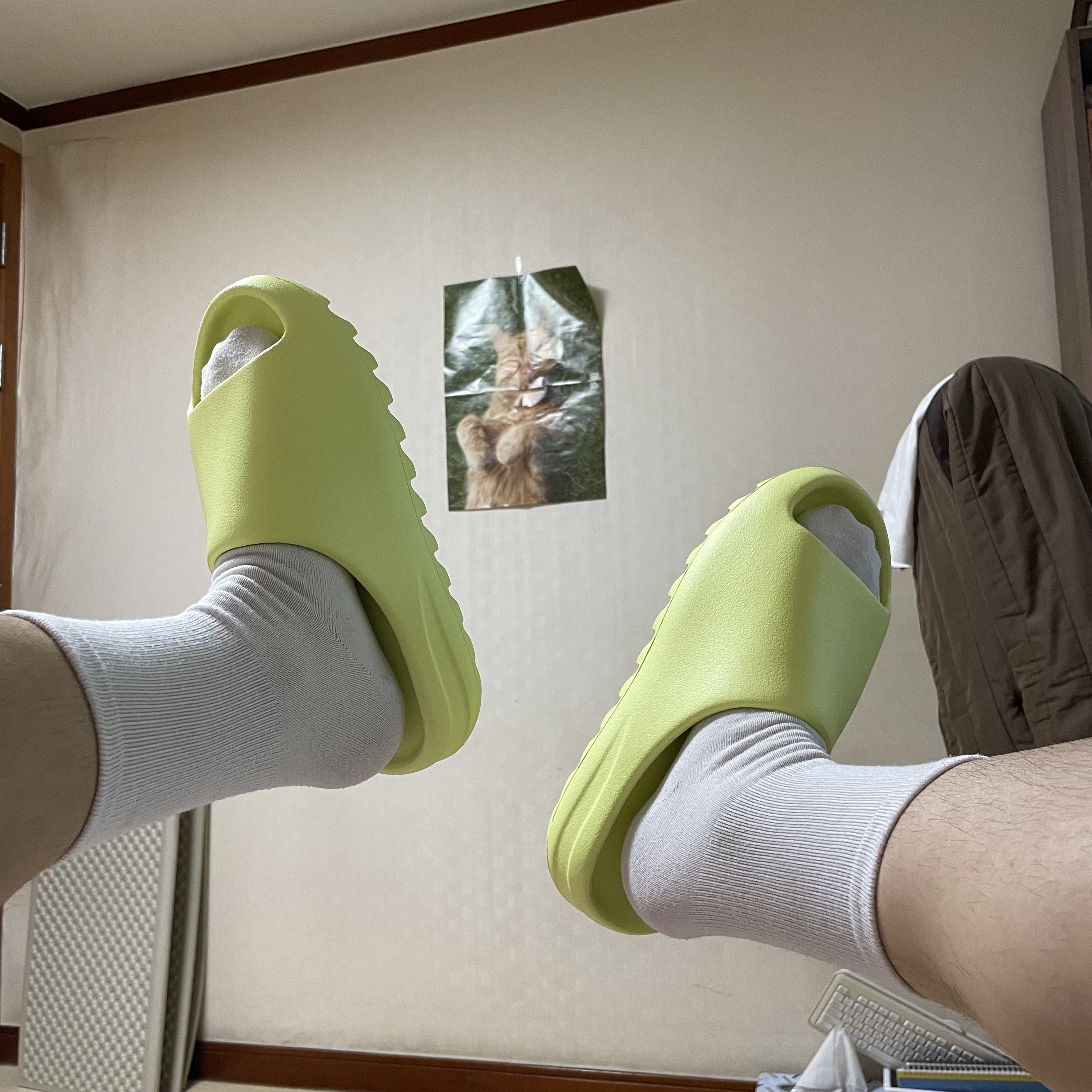 Adidas Yeezy Slide Glow Green 2022/2023 착용 스타일 - 3