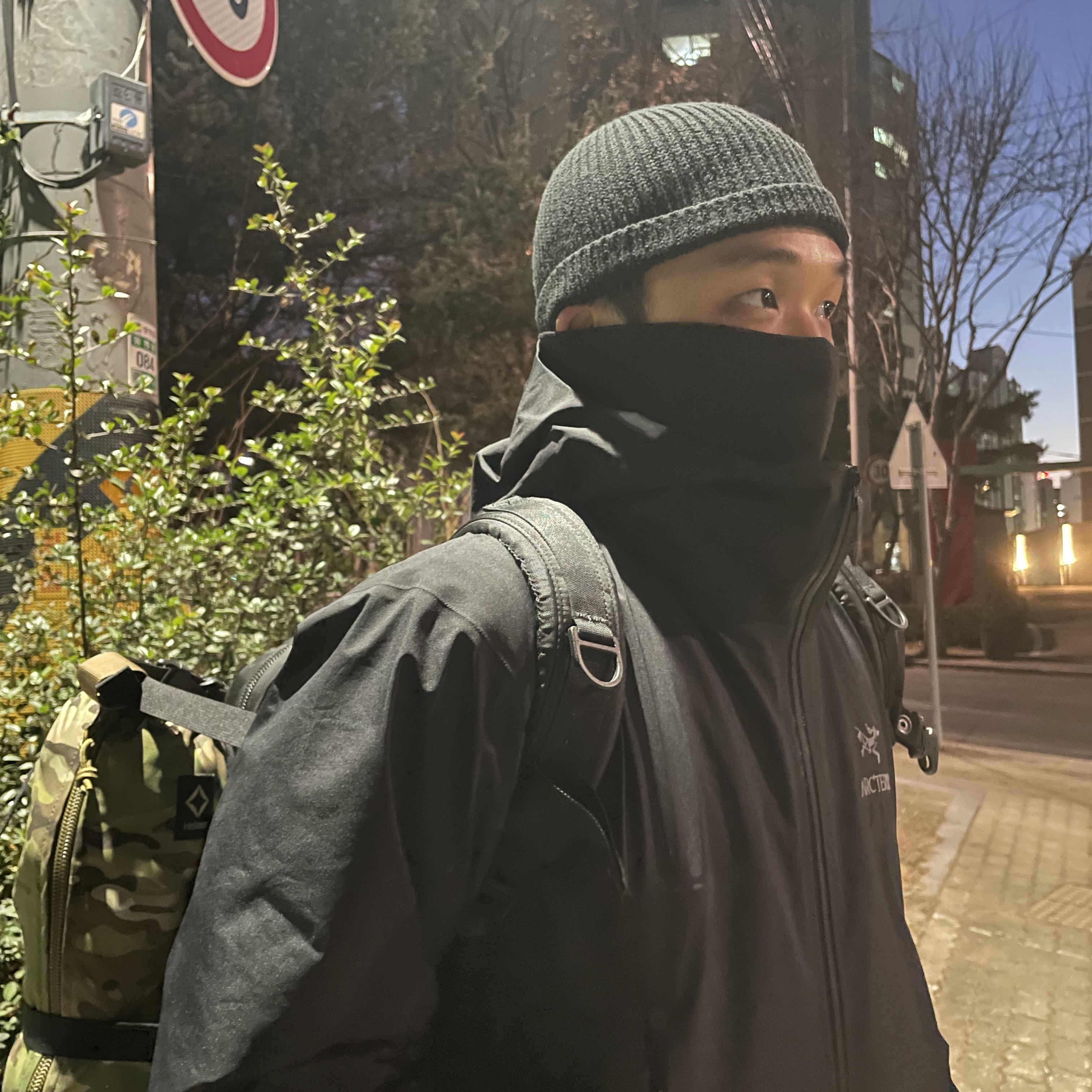 Arc'teryx Beta Jacket Black, Helinox Tactical Chair Multicam 착용 스타일