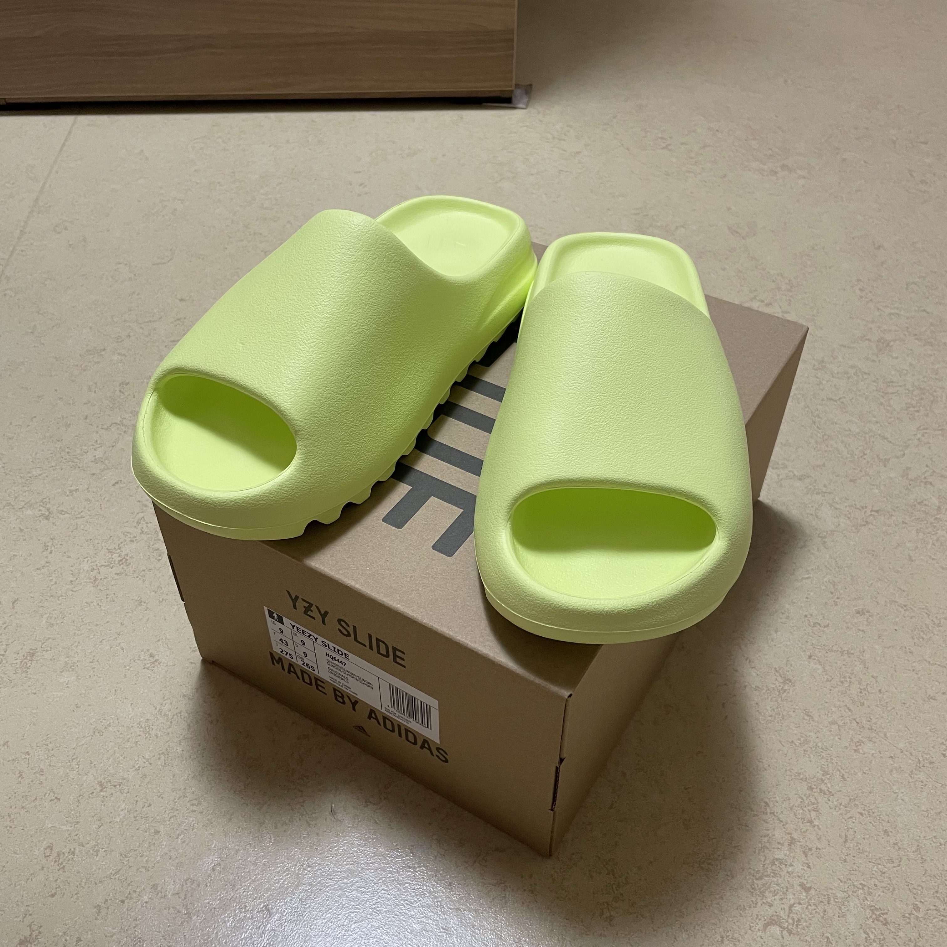 Adidas Yeezy Slide Glow Green 2022/2023 착용 스타일 - 1
