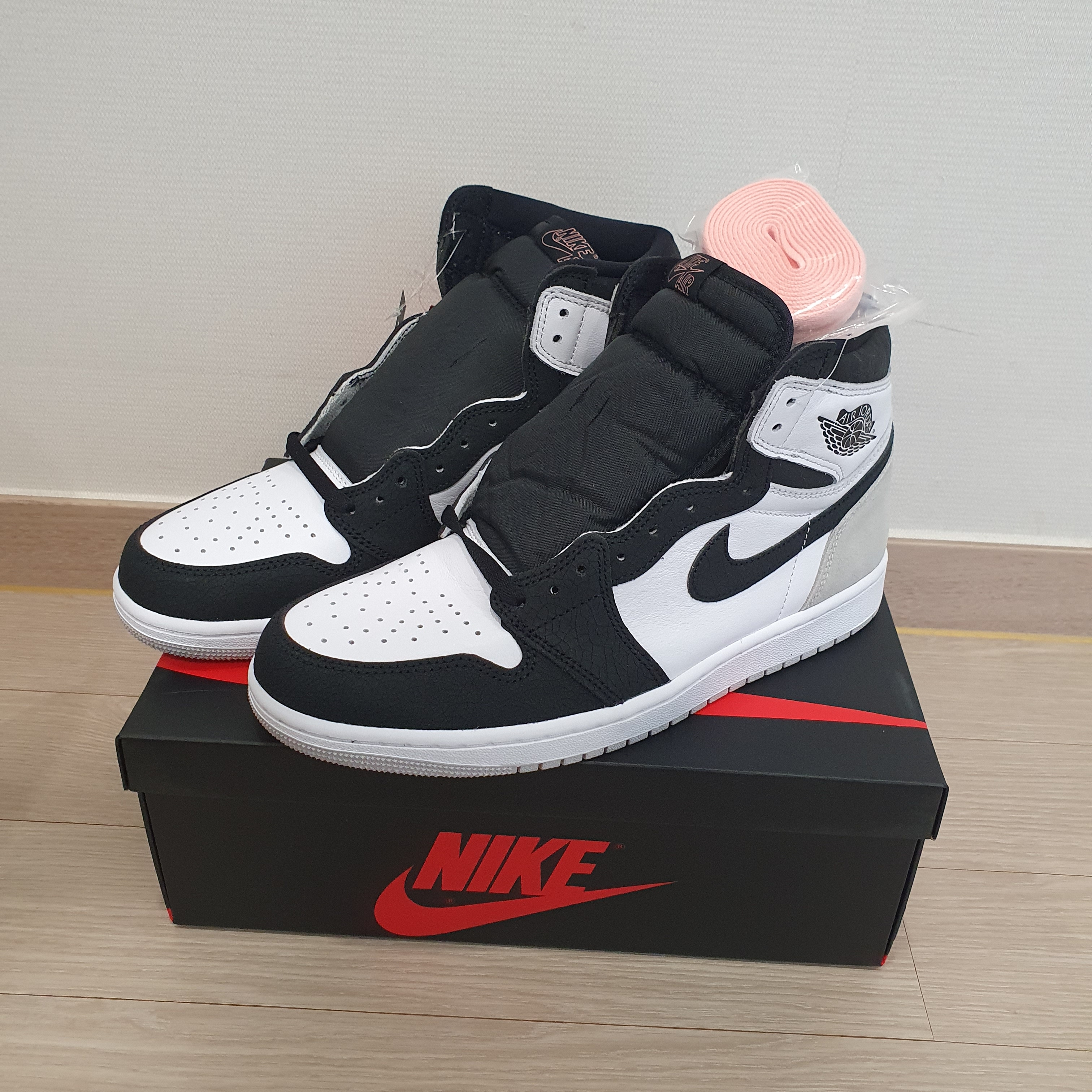 Jordan 1 Retro High OG Bleached Coral 착용 스타일