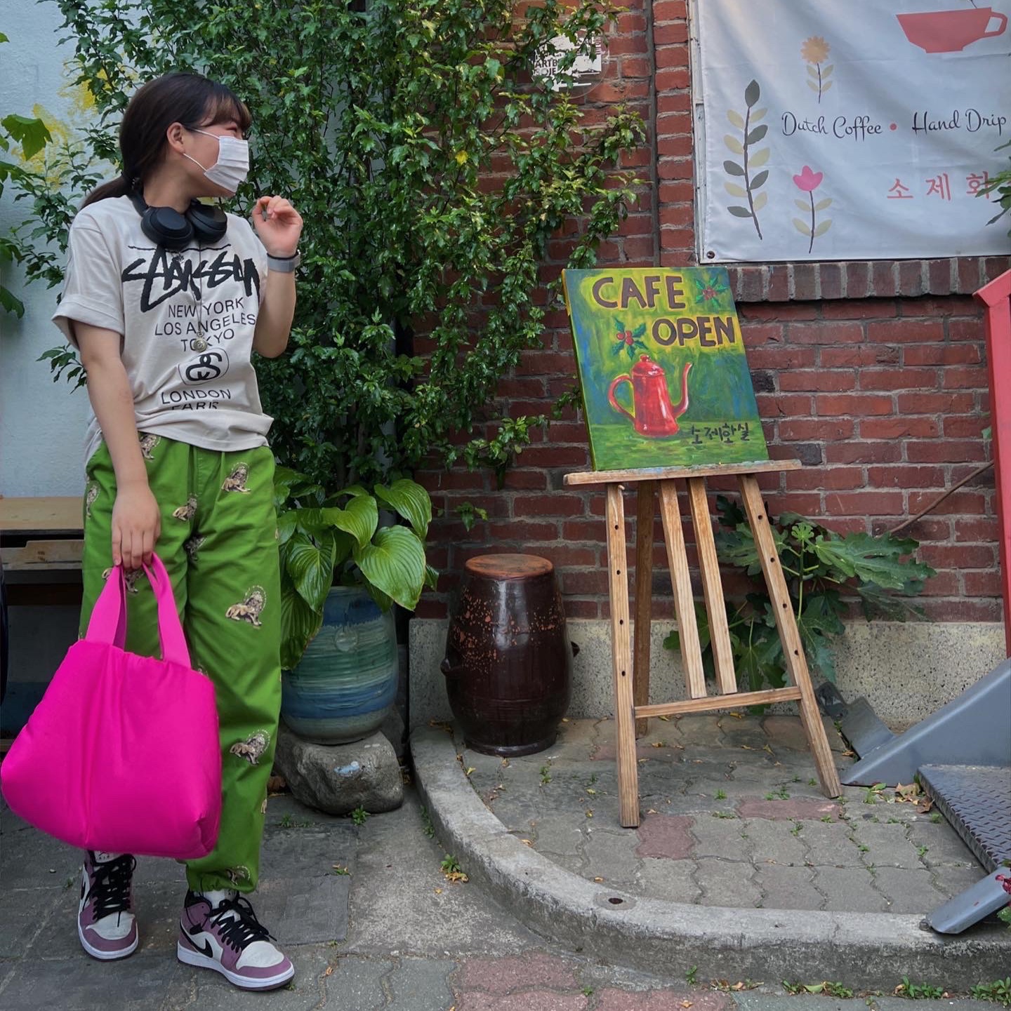 Stussy World Tour T-Shirt Smoke, (W) Jordan 1 Mid SE Light Mulberry 착용 스타일 - 2