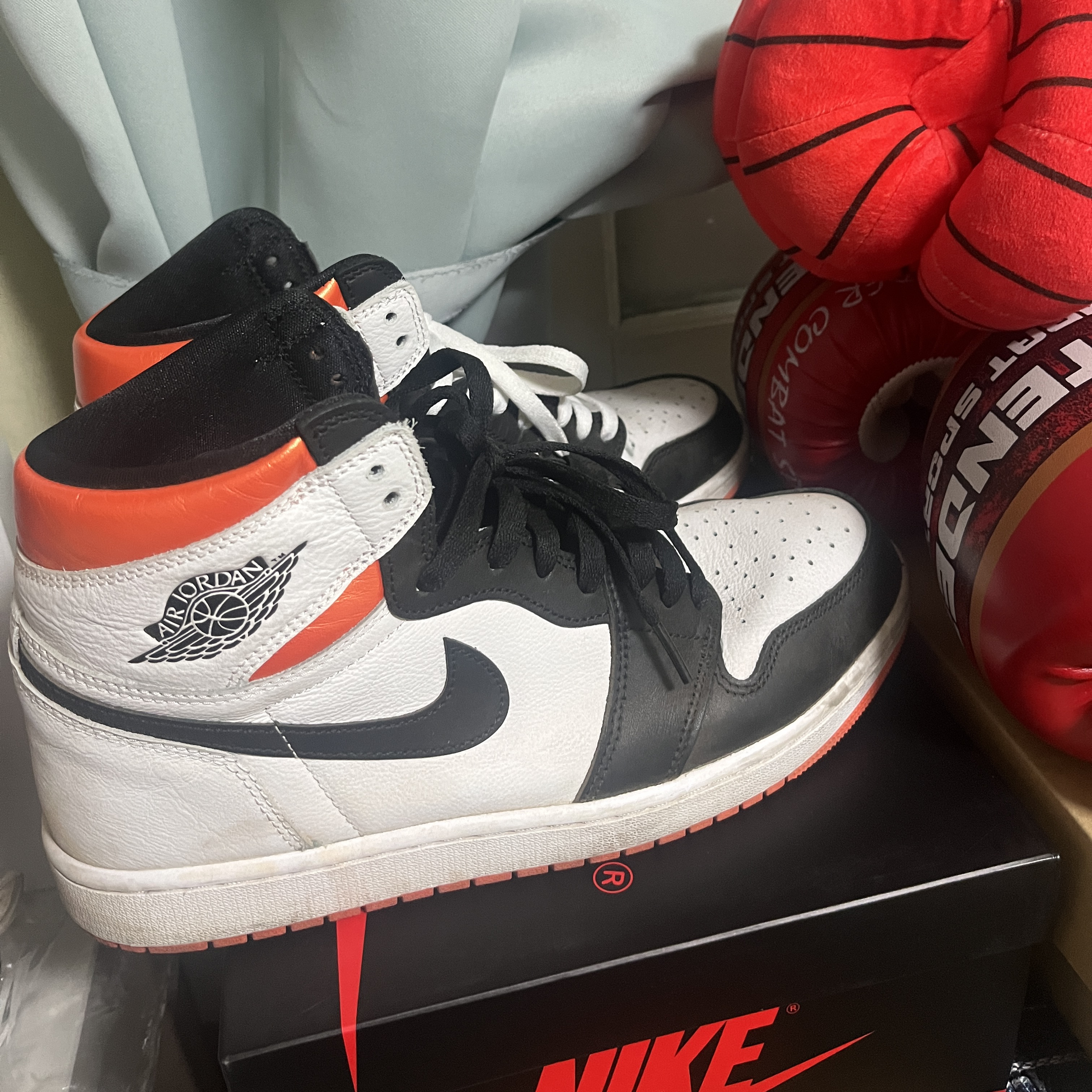 Jordan 1 Retro High OG Bleached Coral, Jordan 1 Retro High OG Electro Orange 착용 스타일 - 2