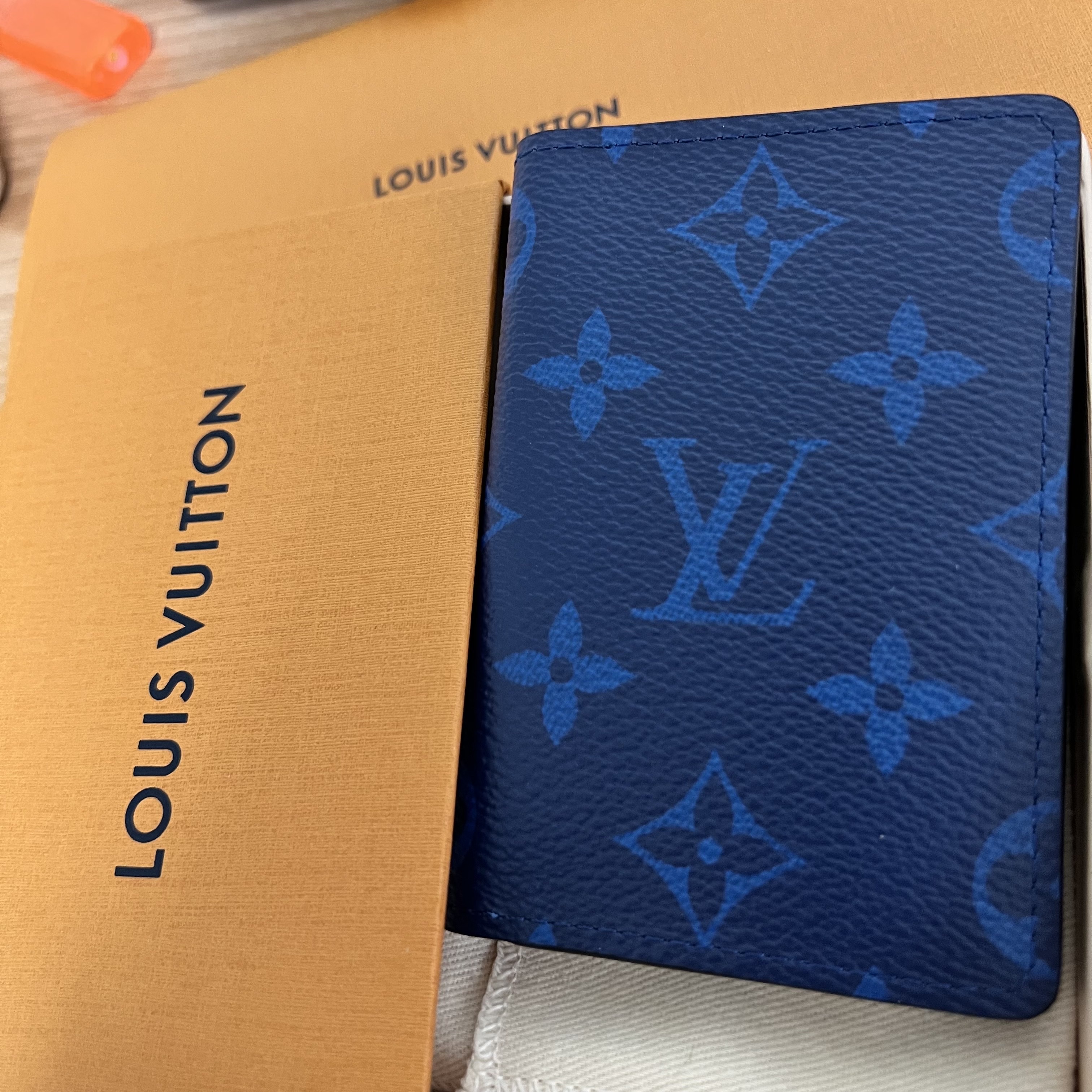 Louis Vuitton Pocket Organizer Monogram Eclipse 착용 스타일