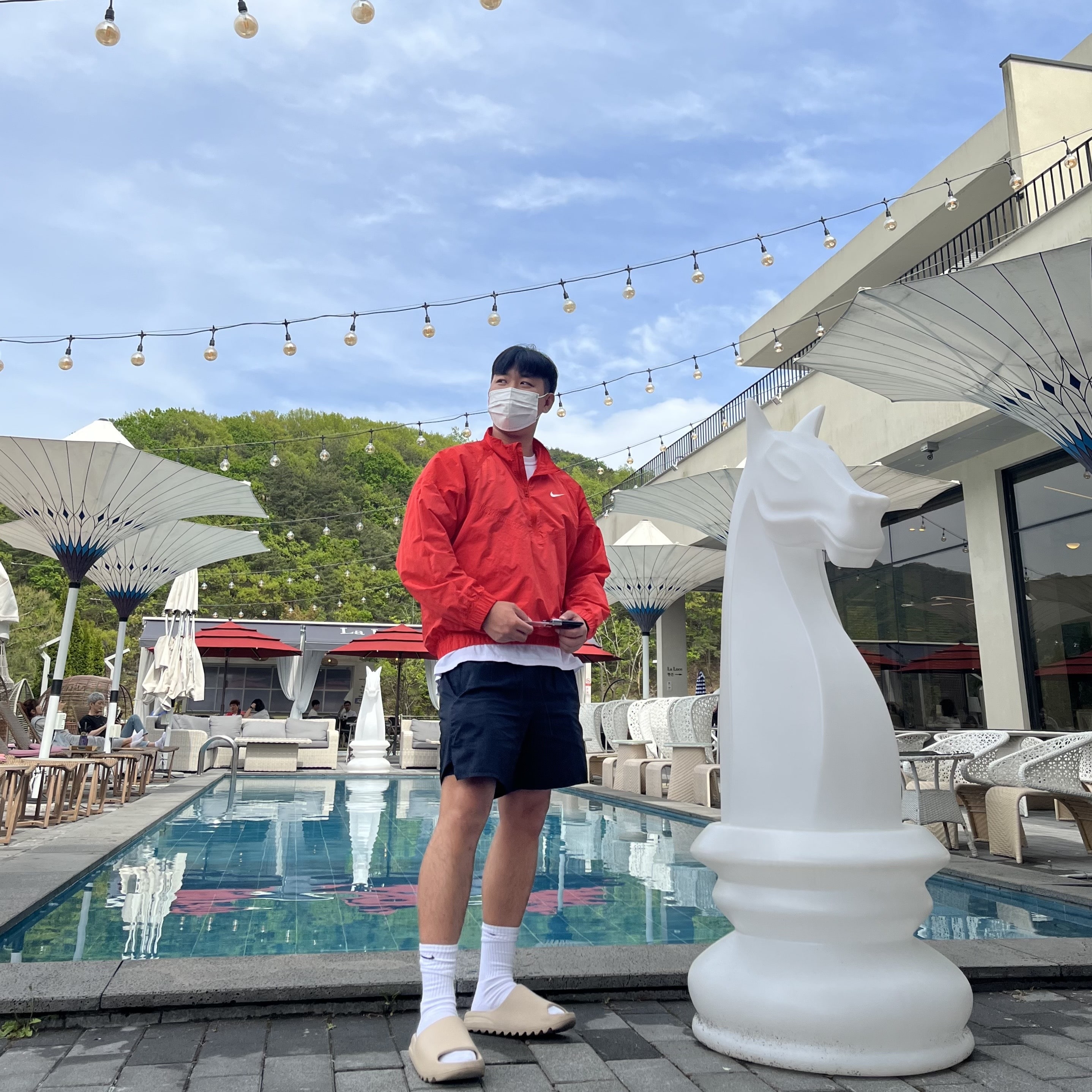 Adidas Yeezy Slide Pure - Re-Release Ver., Nike x Stussy Windrunner Jacket Habanero Red 착용 스타일
