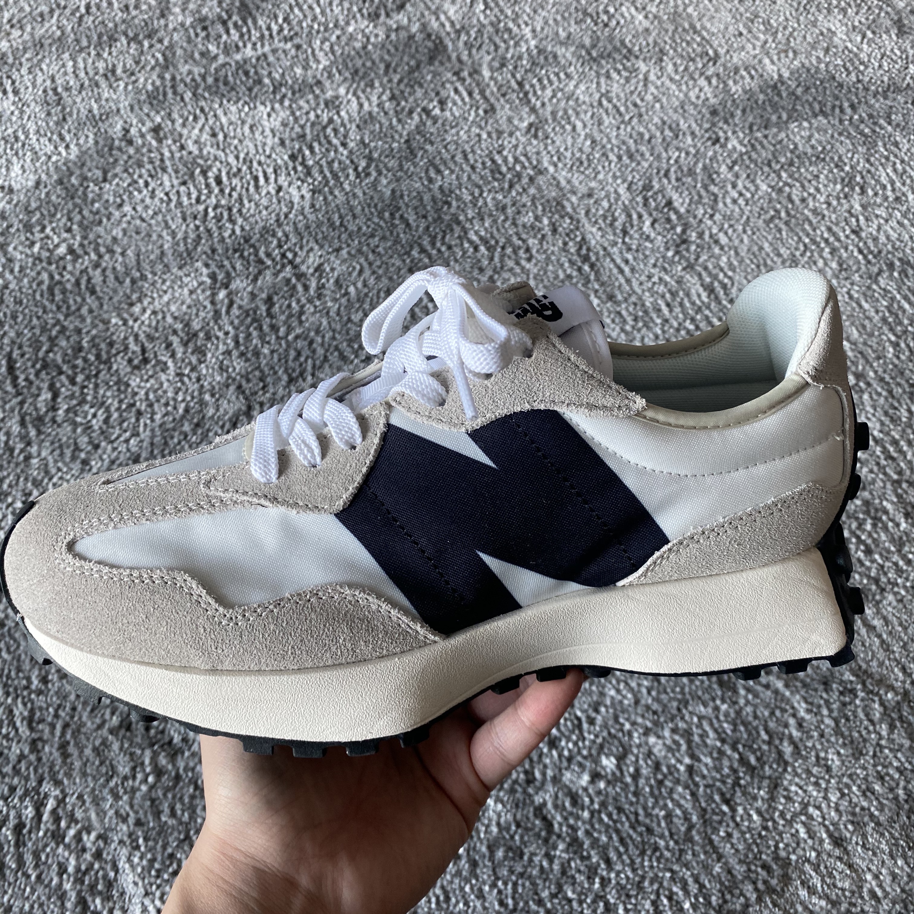 New Balance 327 White Black 착용 스타일 - 2
