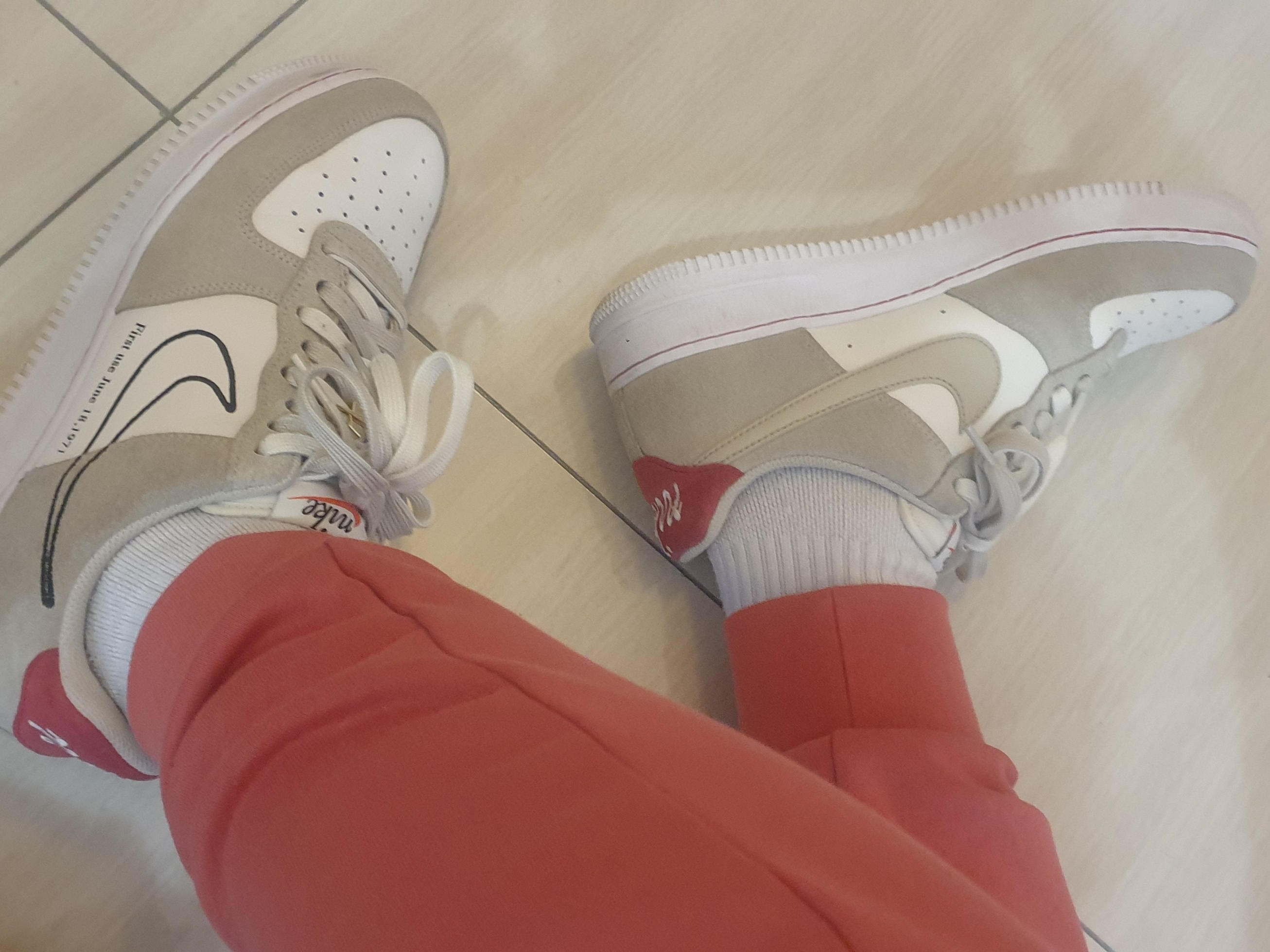 Nike Air Force 1 '07 SE First Use Light Stone 착용 스타일 - 3