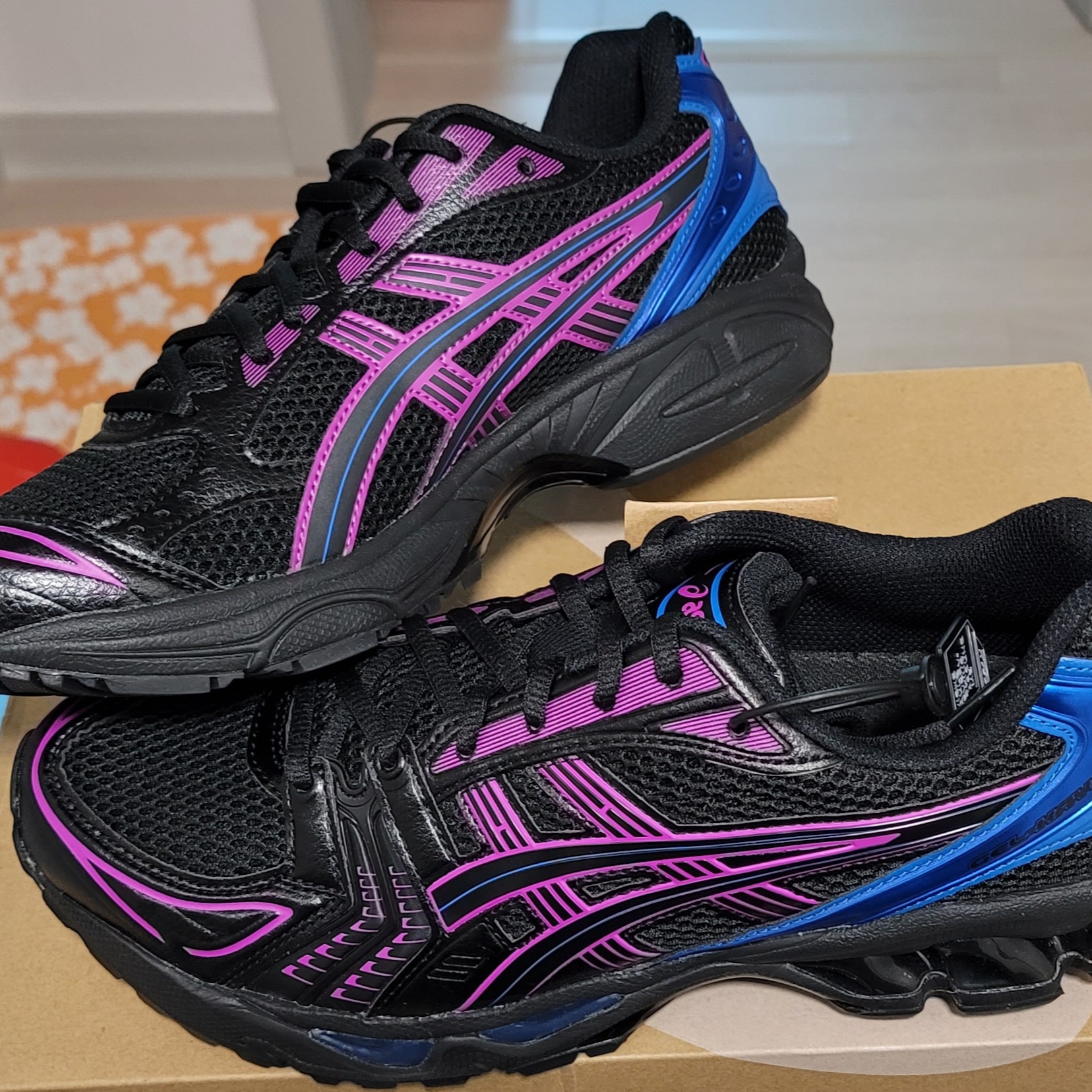 Asics Gel-Kayano 14 Black Lake Drive 착용 스타일