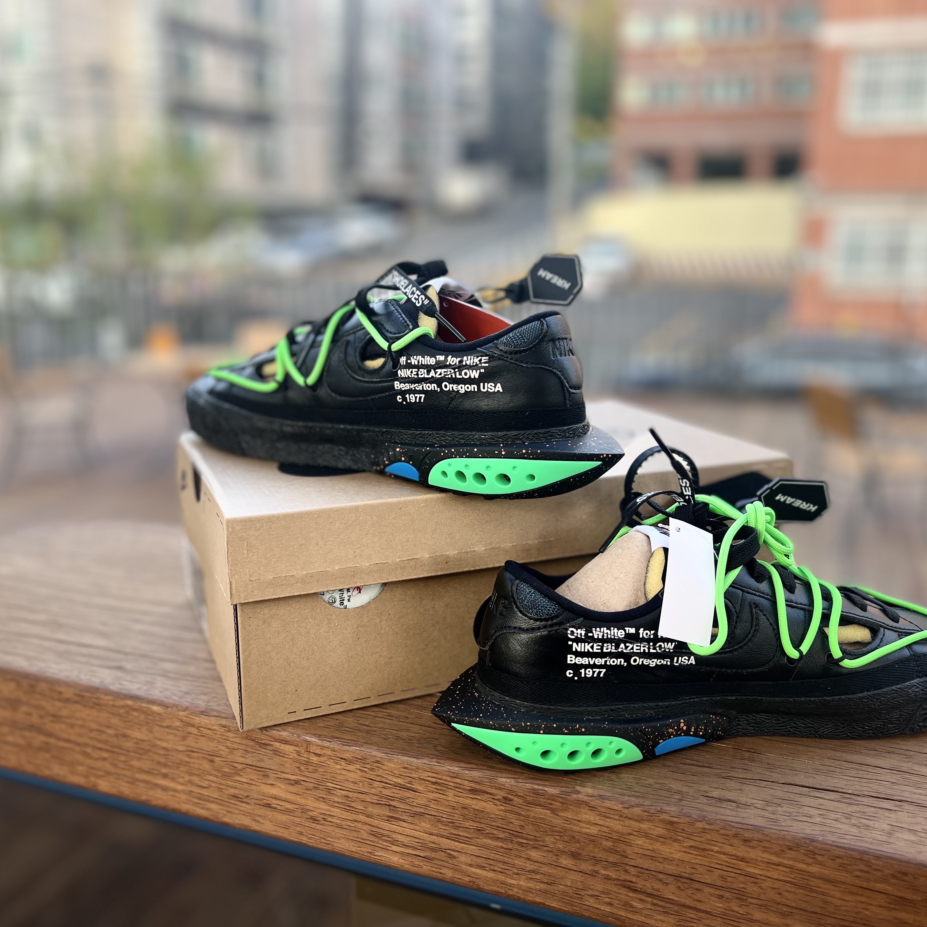 Nike x Off-White Blazer Low '77 Black and Electro Green 착용 스타일 - 5