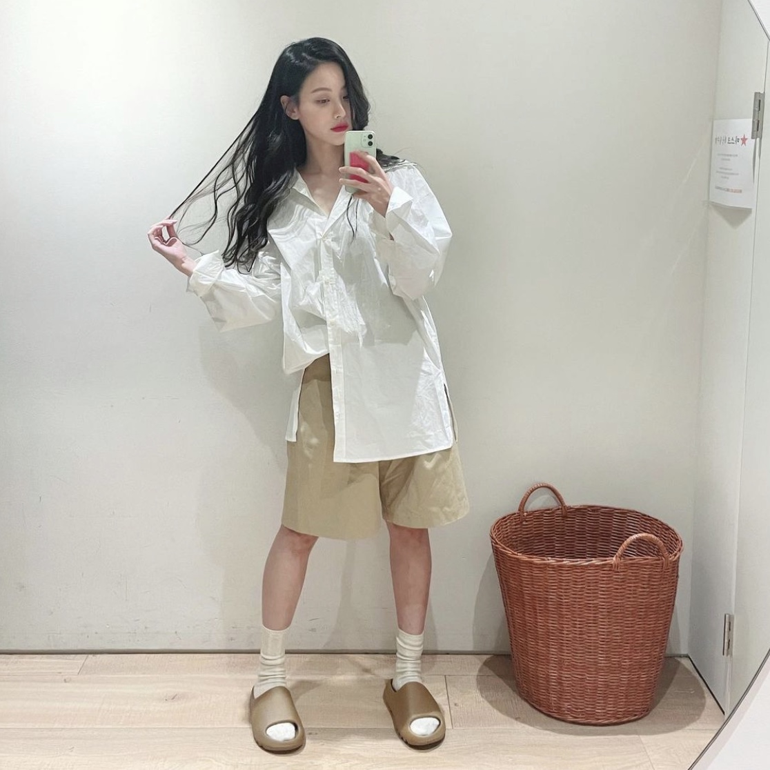 Adidas Yeezy Slide Ochre, (Kids) Adidas Yeezy Slide Ochre 착용 스타일 - 4