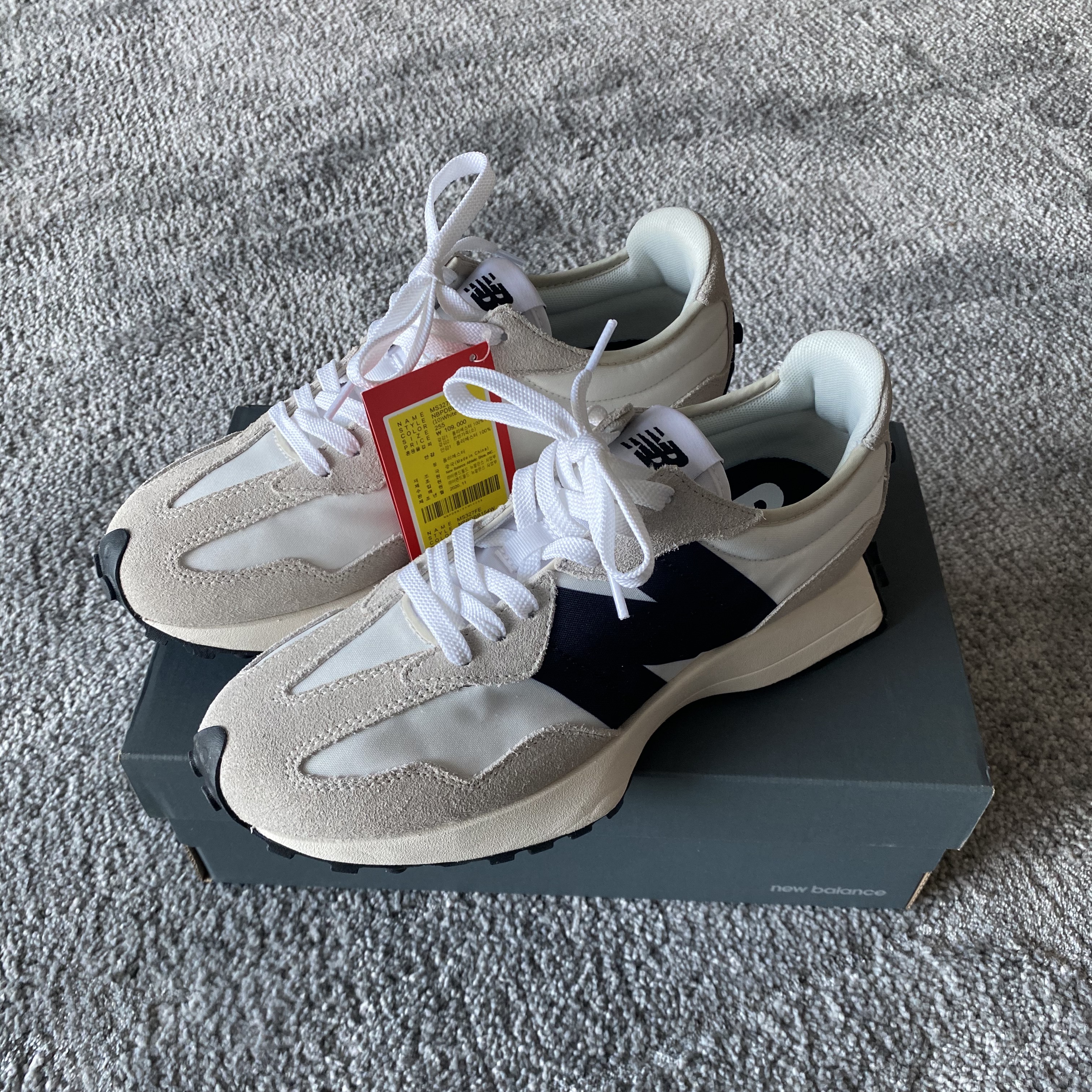 New Balance 327 White Black 착용 스타일 - 1
