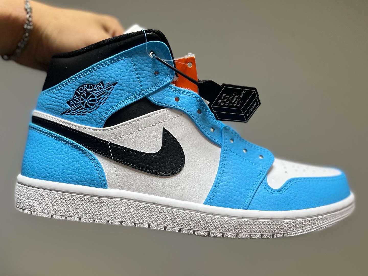 Jordan 1 Mid Triple White 착용 스타일 - 1