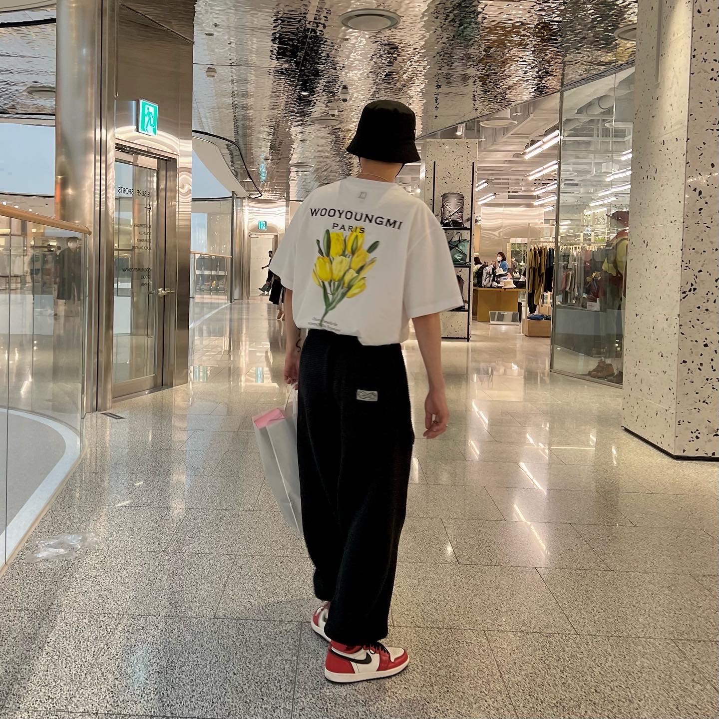 Wooyoungmi Flower Print Back Logo T-Shirt White - 22SS, Jordan 1 Retro High OG Defiant SB LA to Chicago 착용 스타일 - 2
