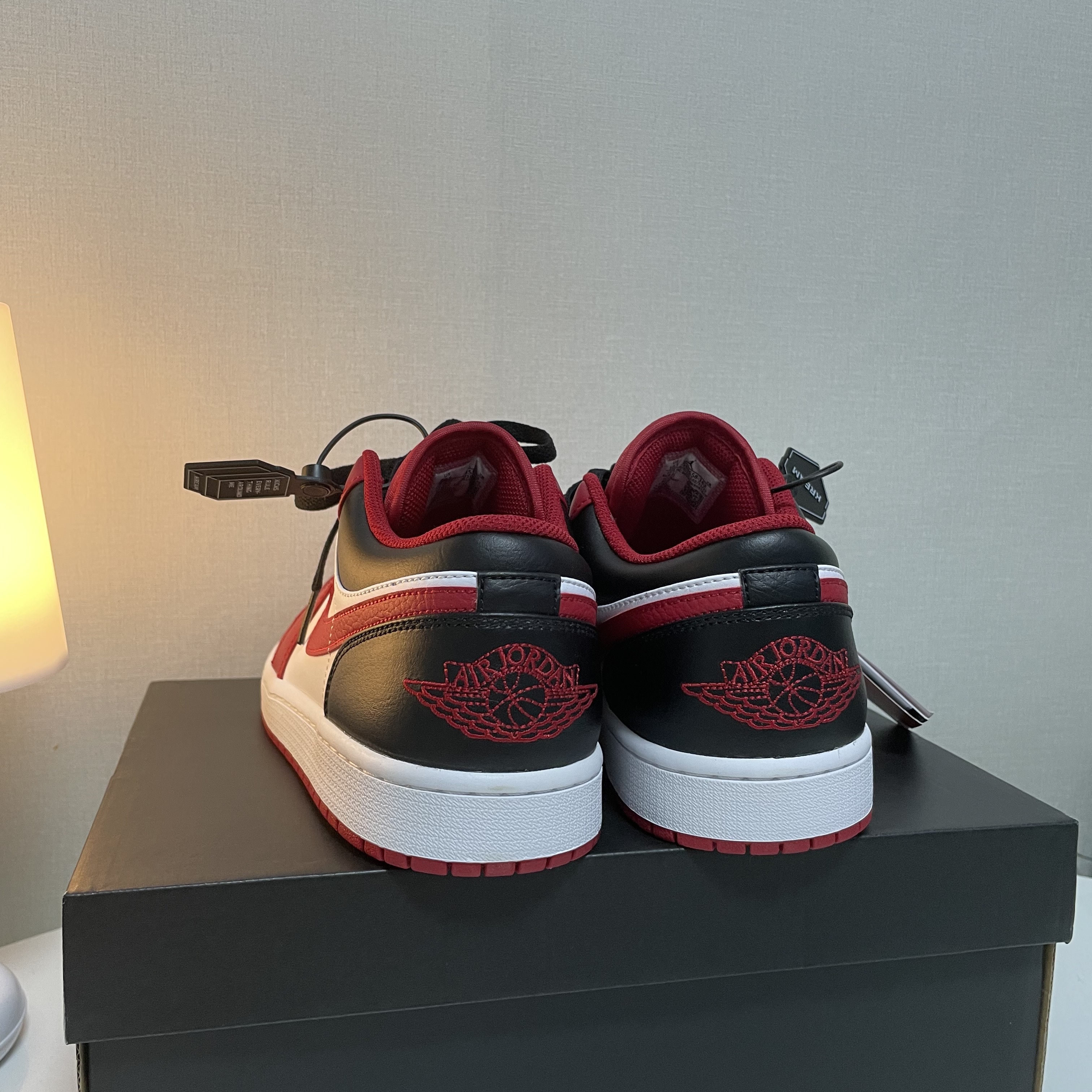 Jordan 1 Low White Gym Red Black 착용 스타일 - 3