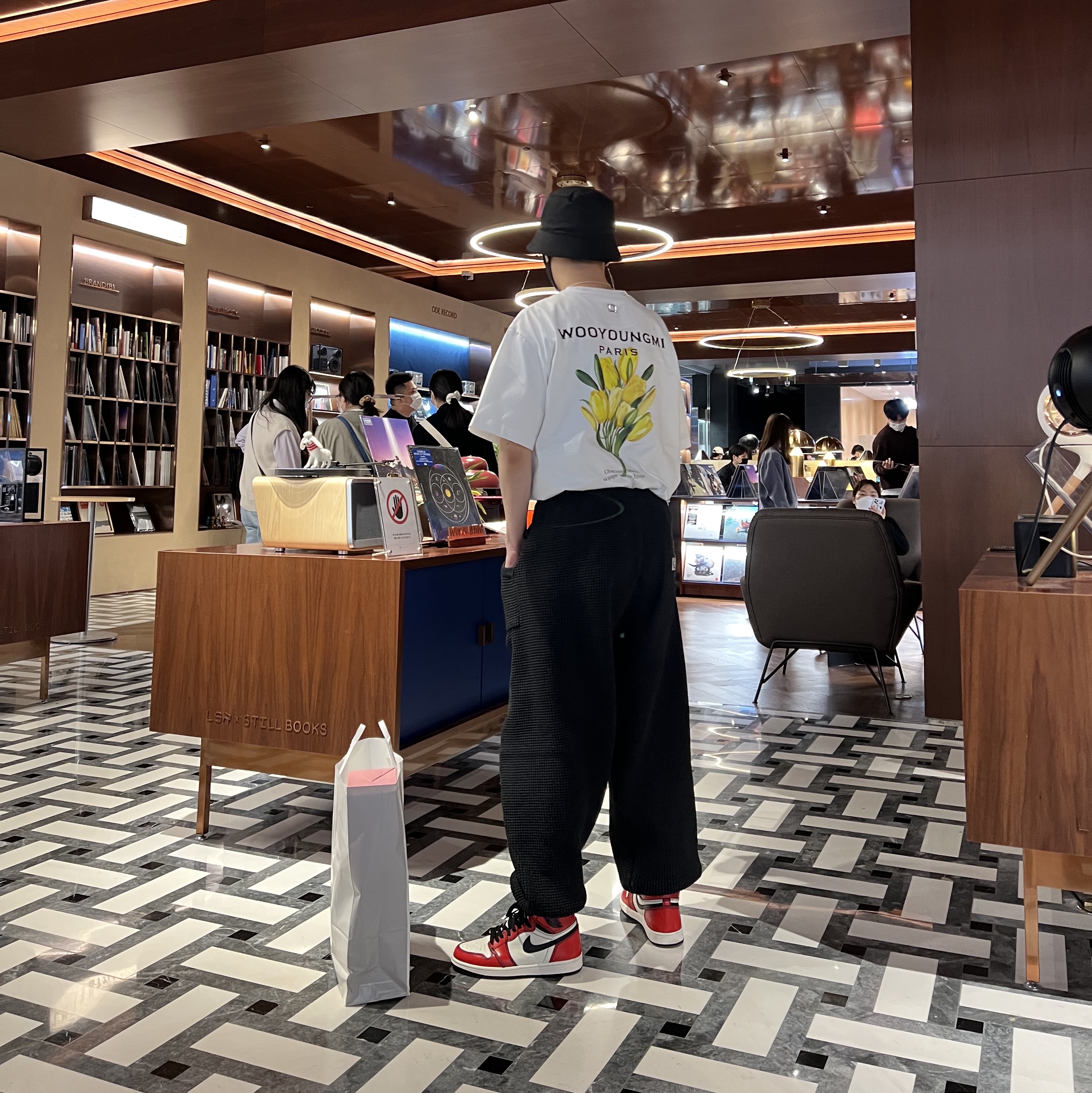 Wooyoungmi Flower Print Back Logo T-Shirt White - 22SS, Jordan 1 Retro High OG Defiant SB LA to Chicago 착용 스타일 - 3