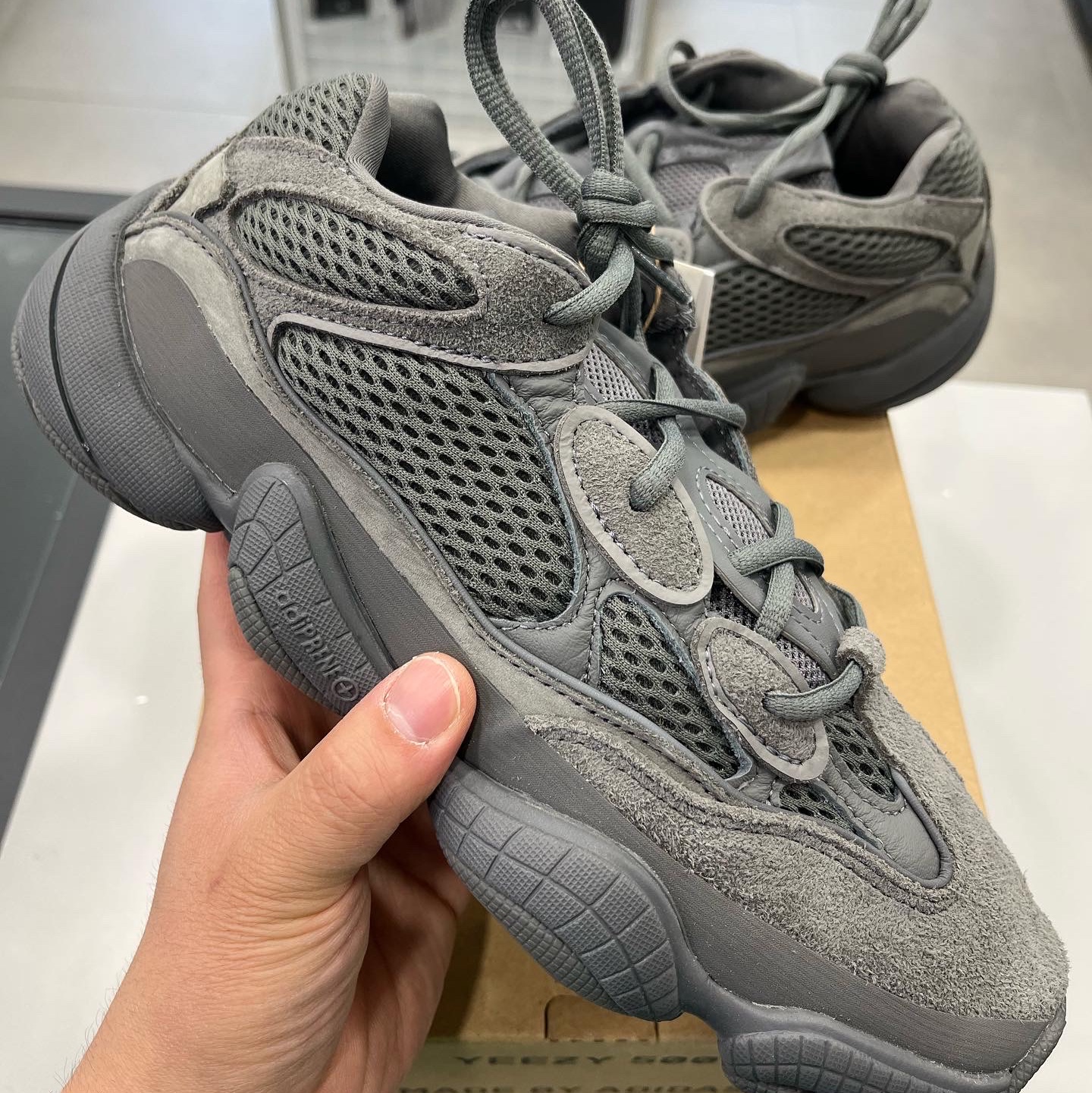 Adidas Yeezy 500 Granite 착용 스타일