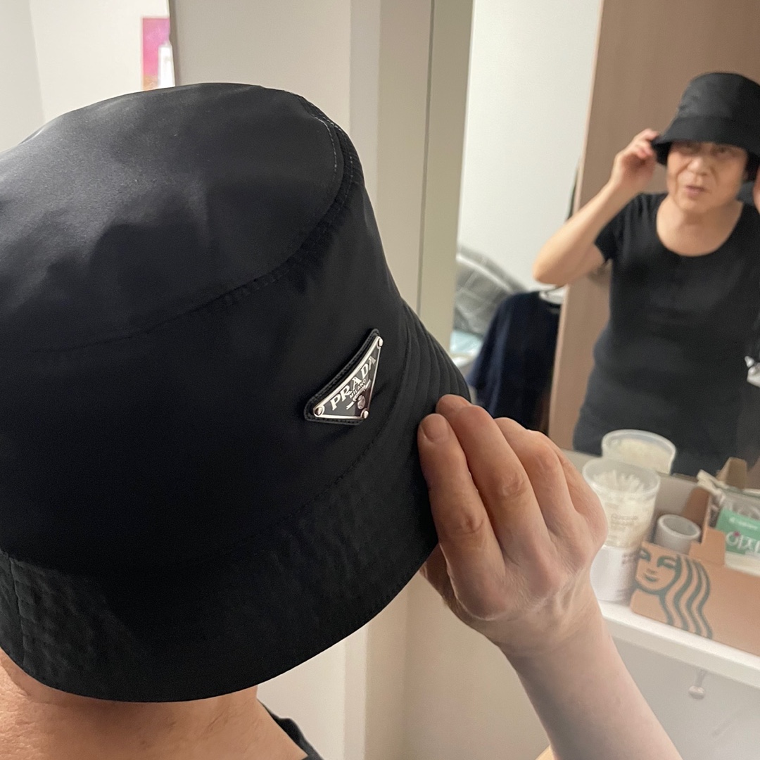 Prada Re-Nylon Bucket Hat Black 착용 스타일 - 2