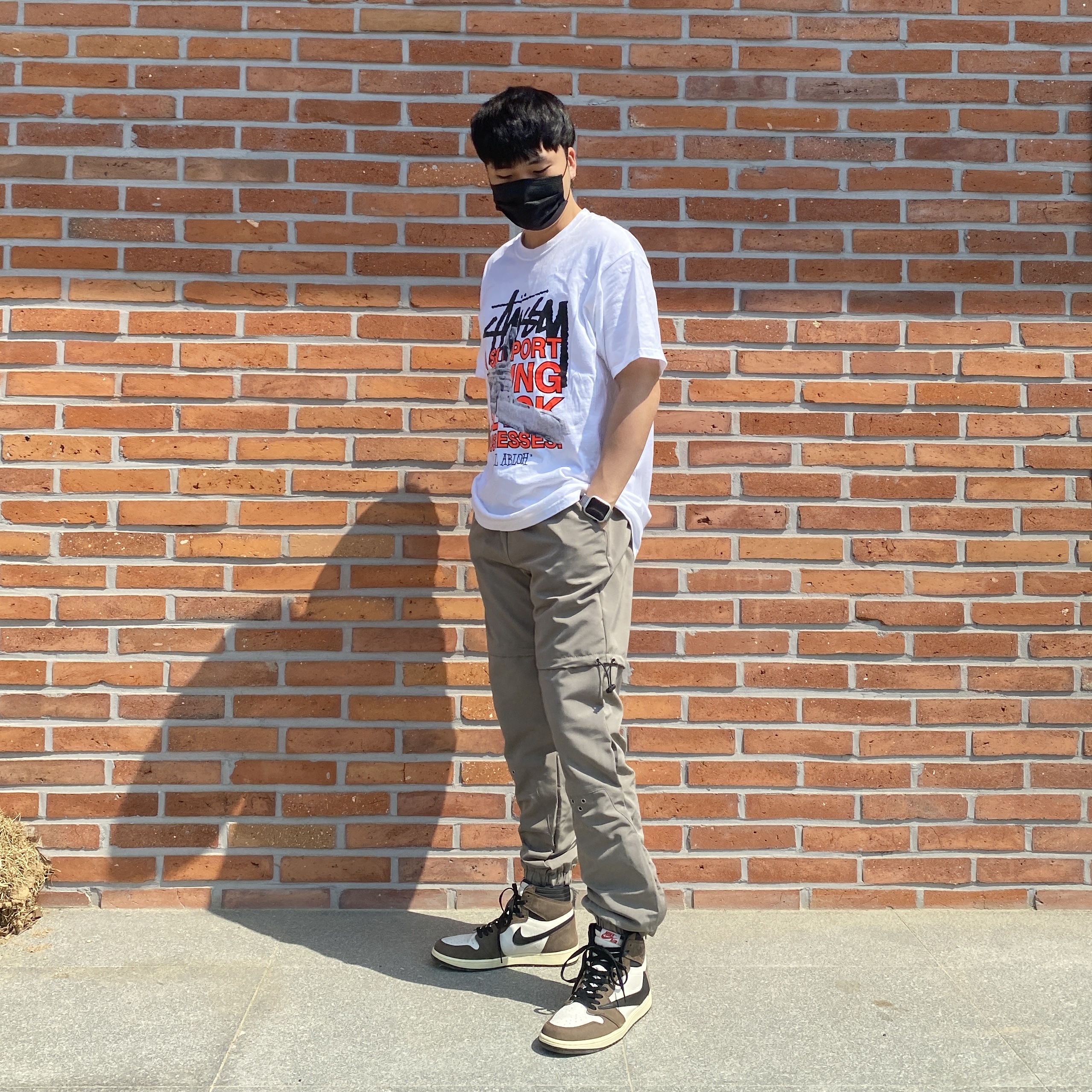 Jordan 1 x Travis Scott Retro High OG SP Mocha, Stussy x Off-White 40 WT T-Shirt 착용 스타일