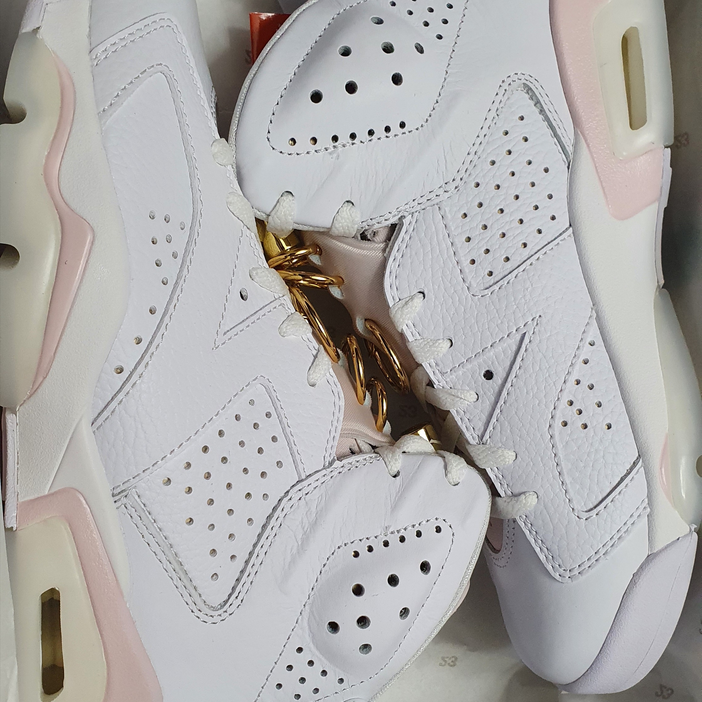 (W) Jordan 6 Retro Gold Hoops 착용 스타일 - 1