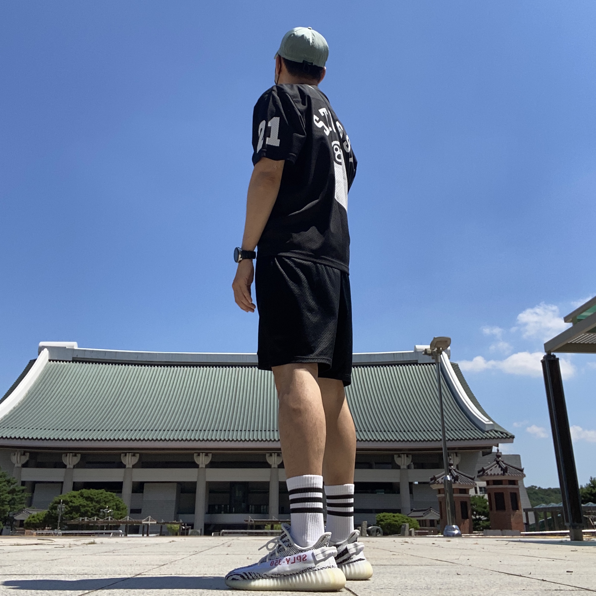 Adidas Yeezy Boost 350 V2 Zebra 2022/2023, Stussy Mesh Football Jersey Black 착용 스타일