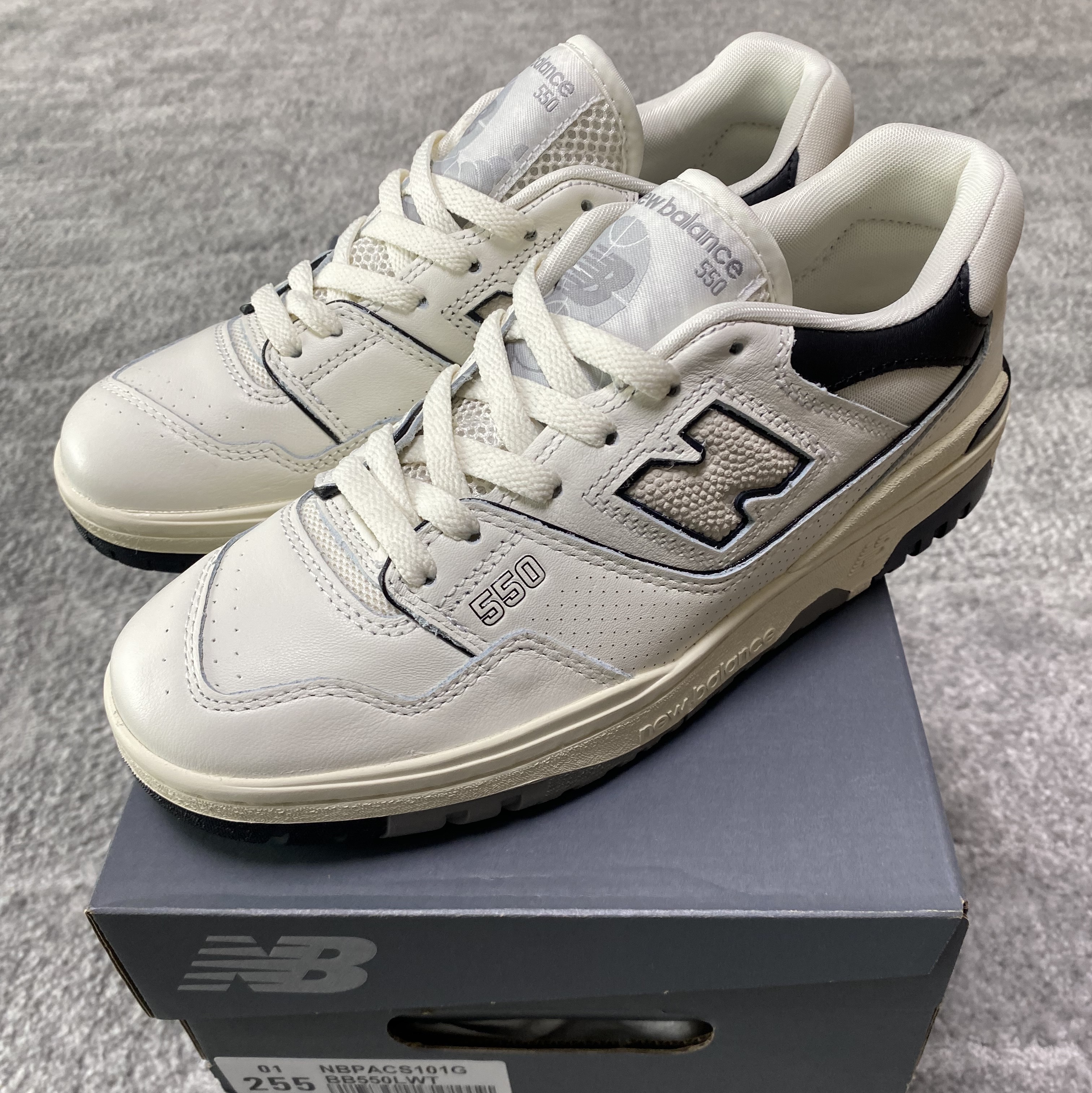 New Balance 550 White Grey - 2E Wide 착용 스타일 - 1