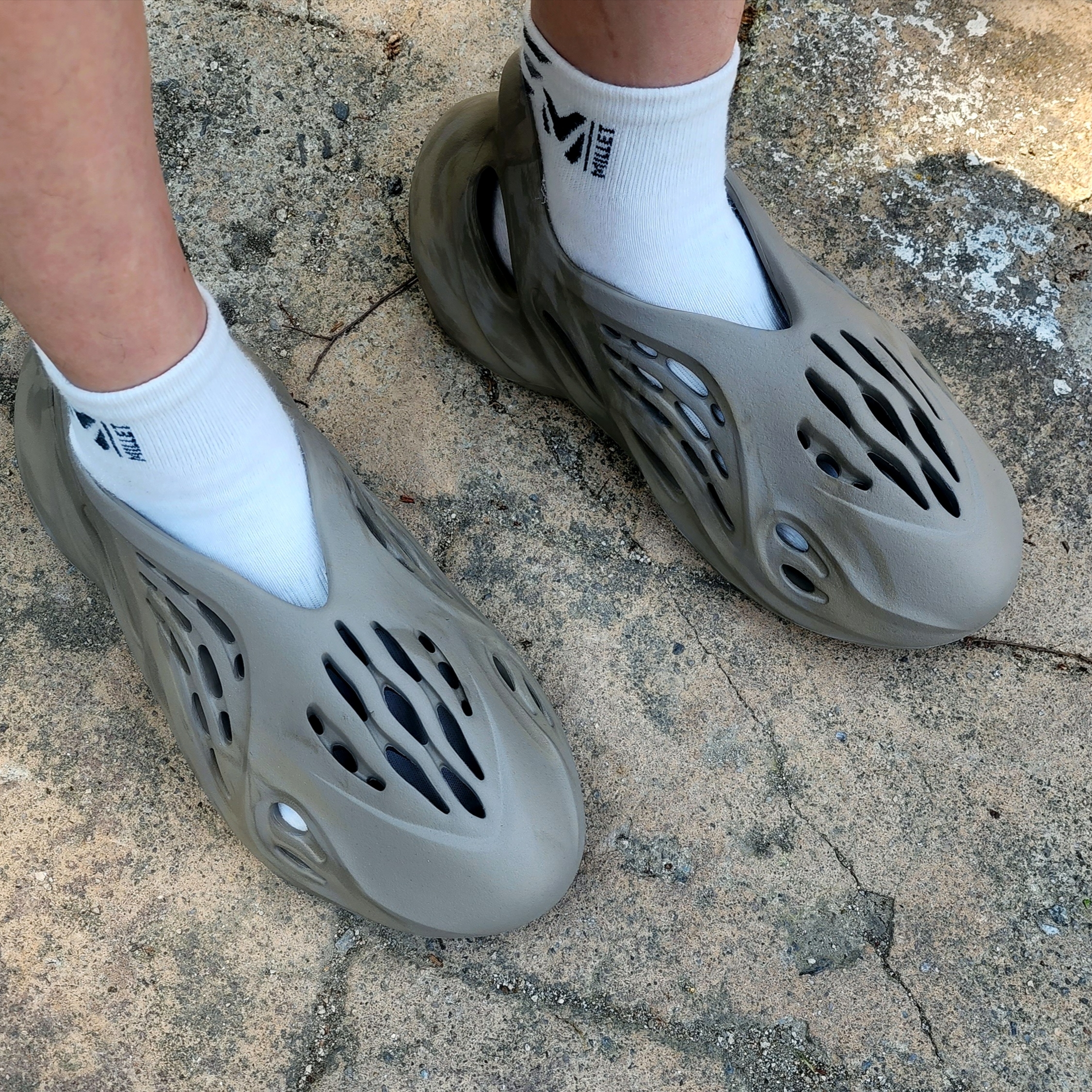 Adidas Yeezy Foam RNNR Stone Sage 착용 스타일