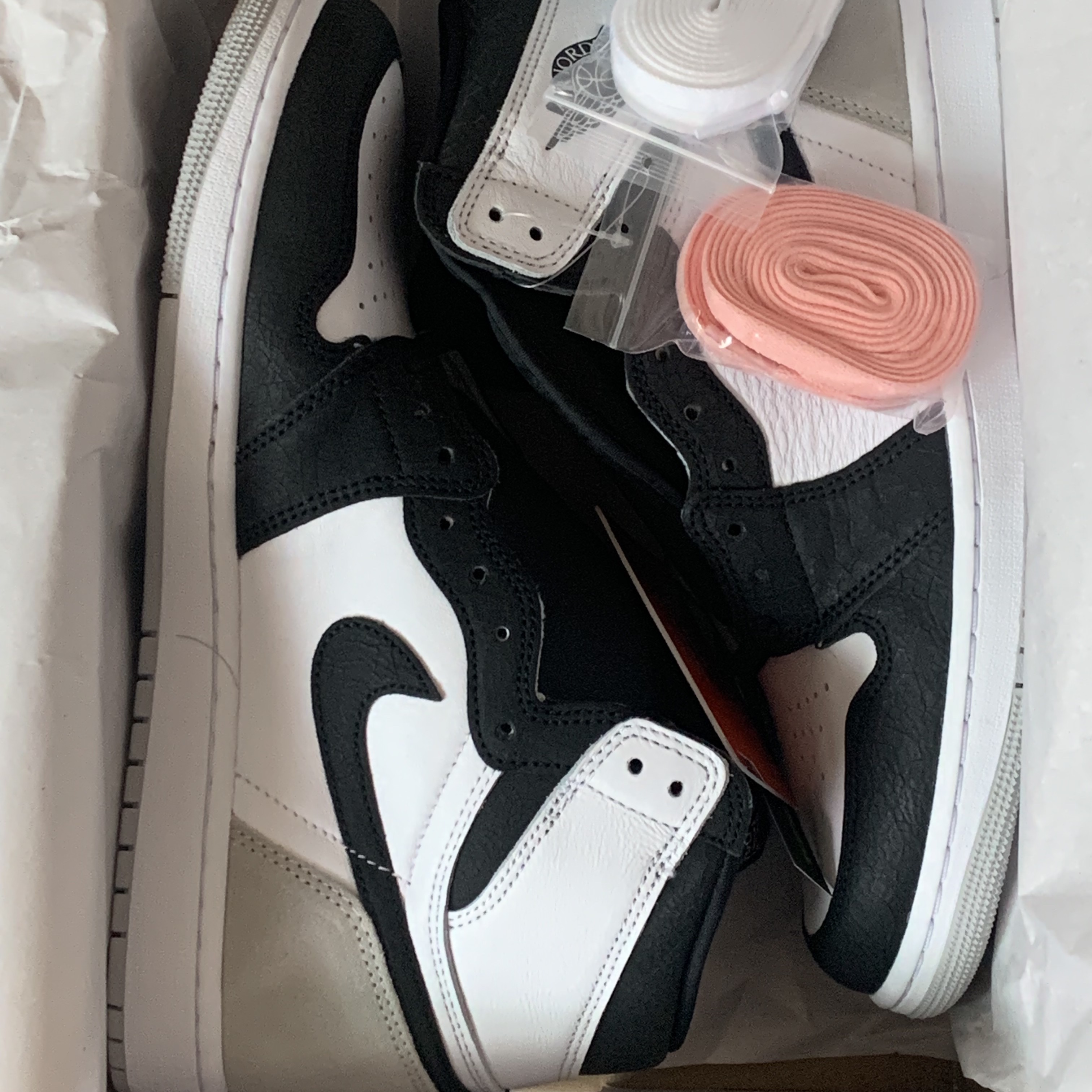 Jordan 1 Retro High OG Bleached Coral 착용 스타일