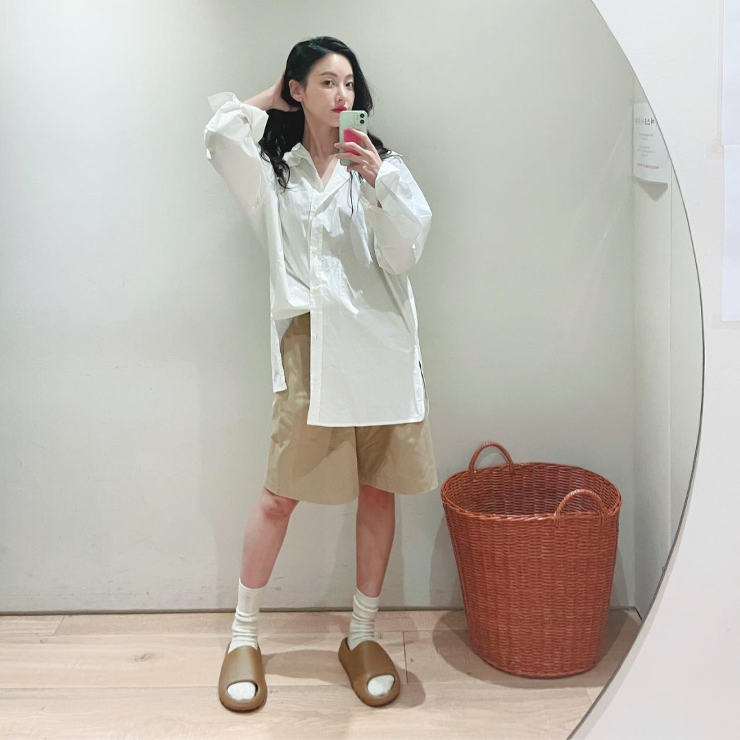 Adidas Yeezy Slide Ochre, (Kids) Adidas Yeezy Slide Ochre 착용 스타일 - 2