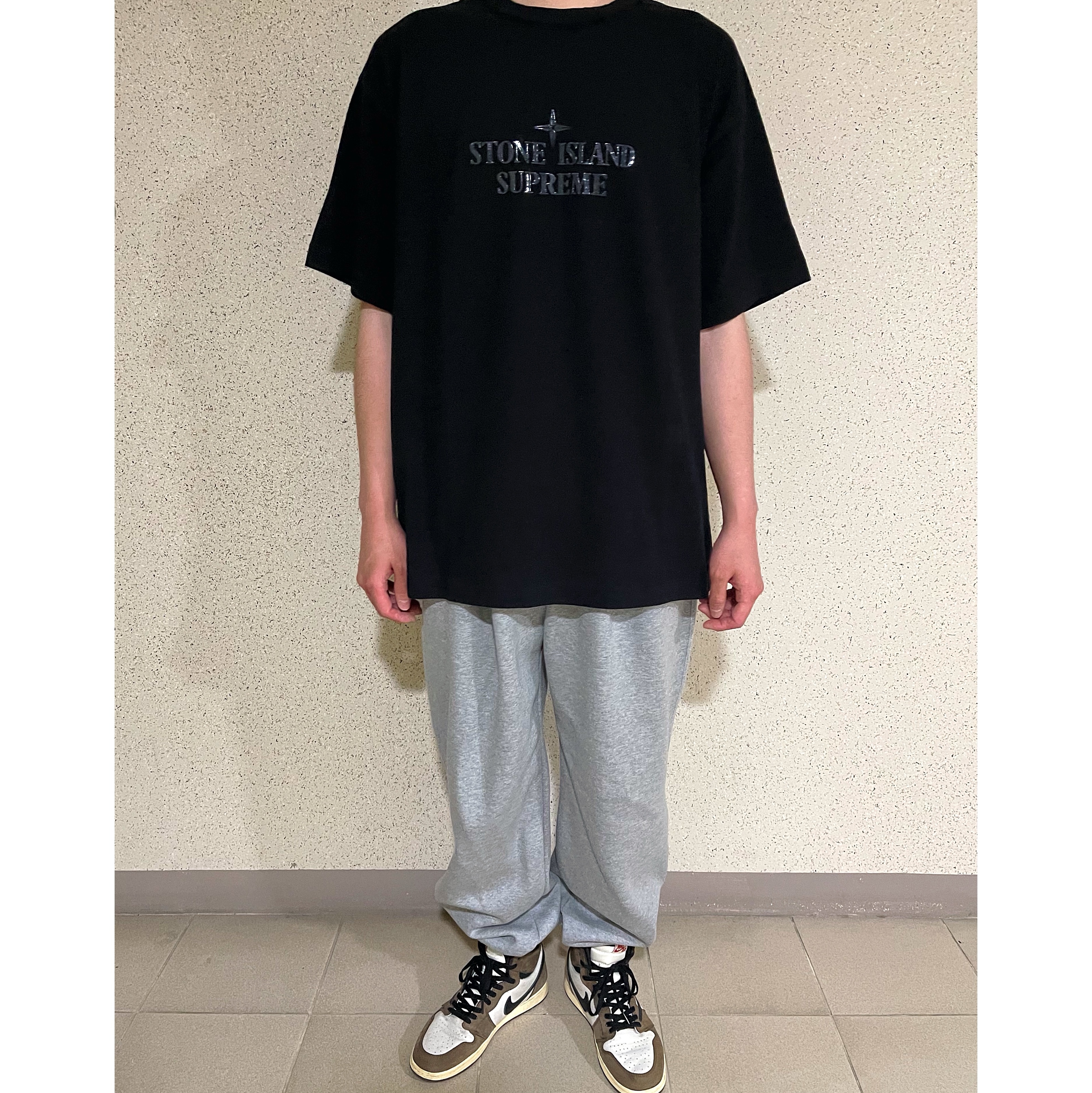 Supreme x Stone Island S/S Top Black - 22SS, Jordan 1 x Travis Scott Retro High OG SP Mocha 착용 스타일