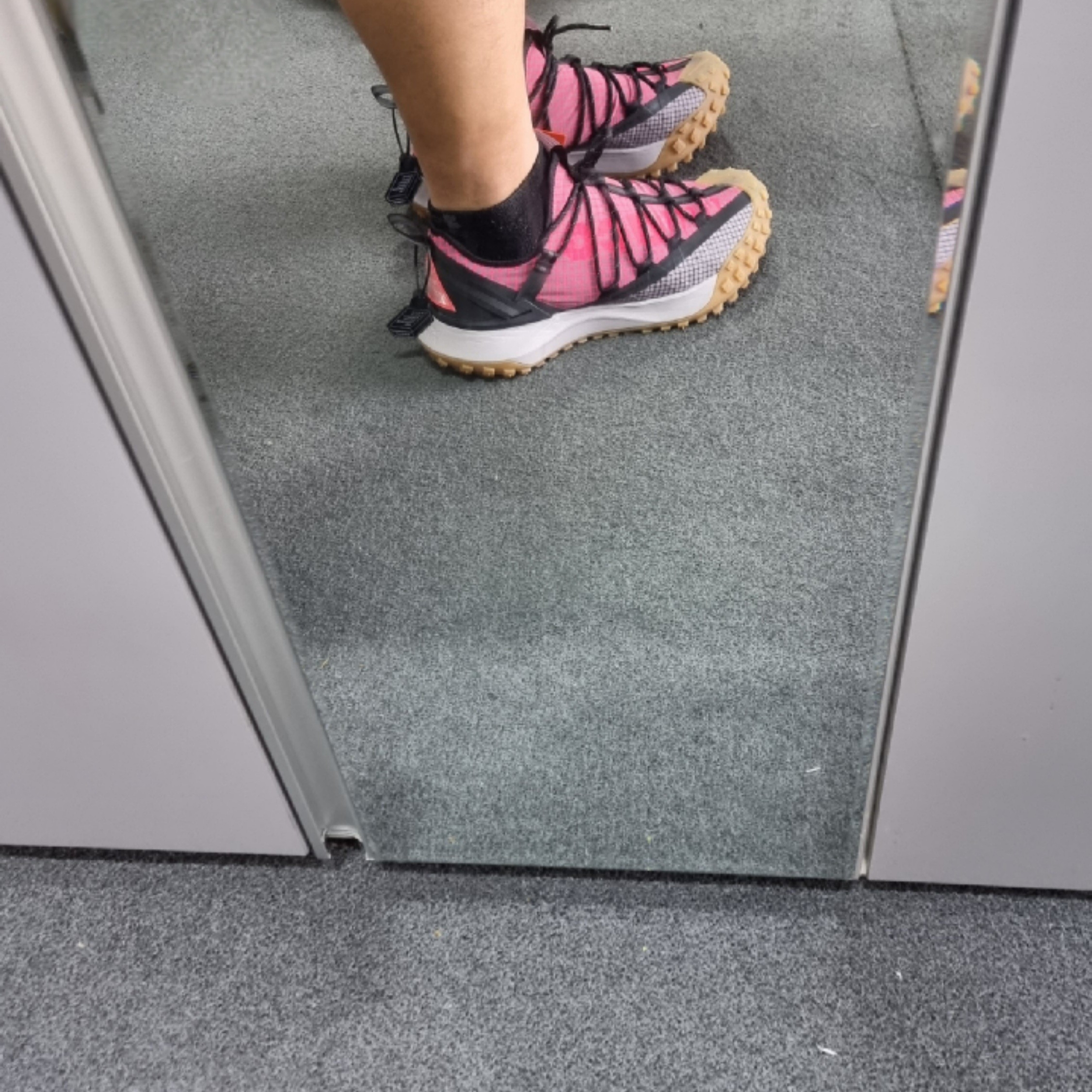 Nike ACG Mountain Fly Low Flash Crimson 착용 스타일