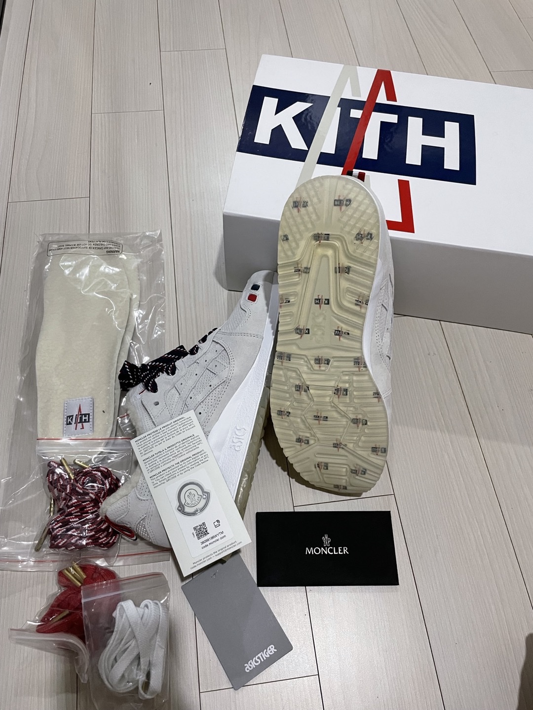 Asics x Kith x Moncler Gel-Lyte III Cream 착용 스타일 - 1