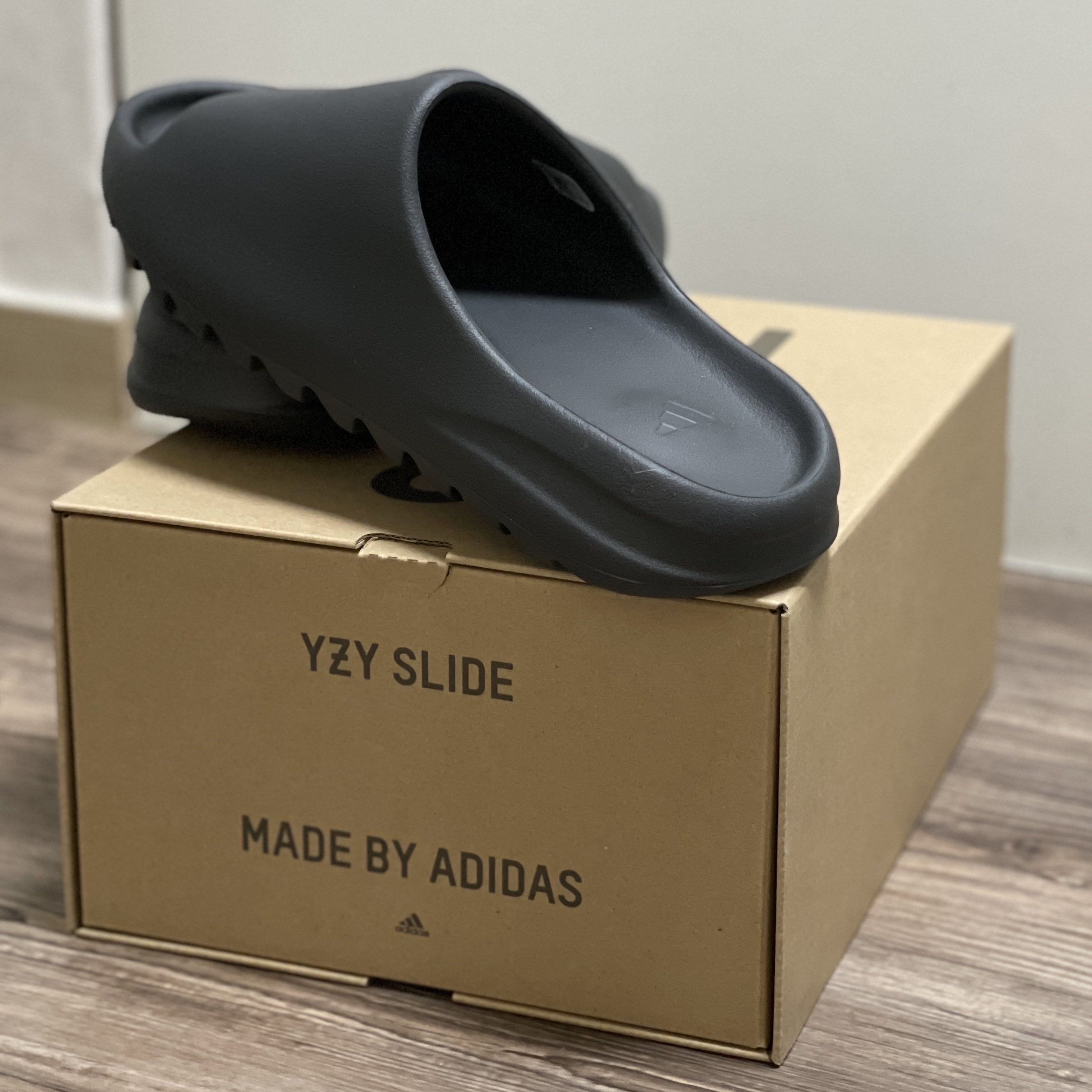 Adidas Yeezy Slide Onyx 착용 스타일 - 1