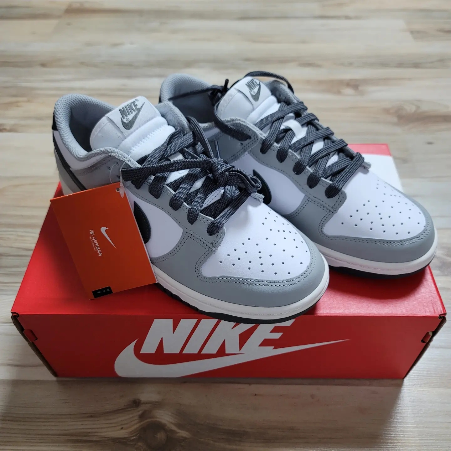 (W) Nike Dunk Low Light Smoke Grey 착용 스타일 - 1