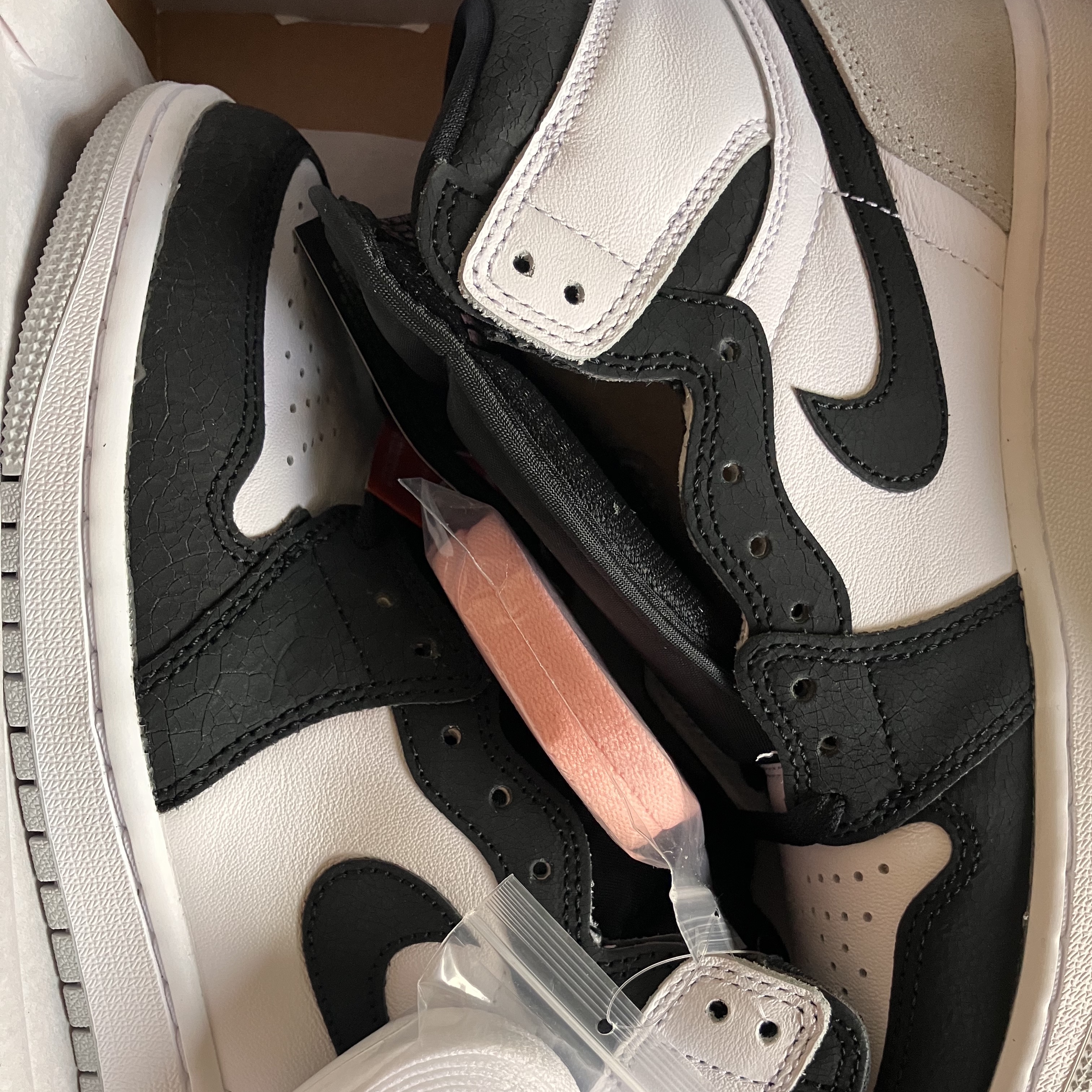 Jordan 1 Retro High OG Bleached Coral 착용 스타일
