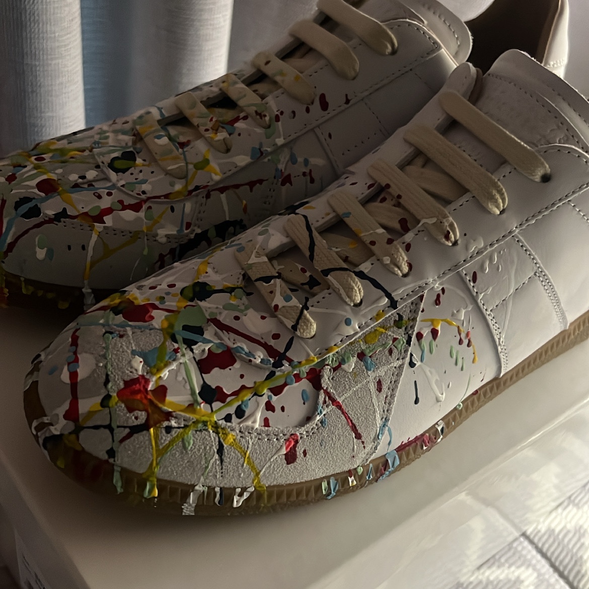 Maison Margiela Replica Paint Drop Sneakers 착용 스타일