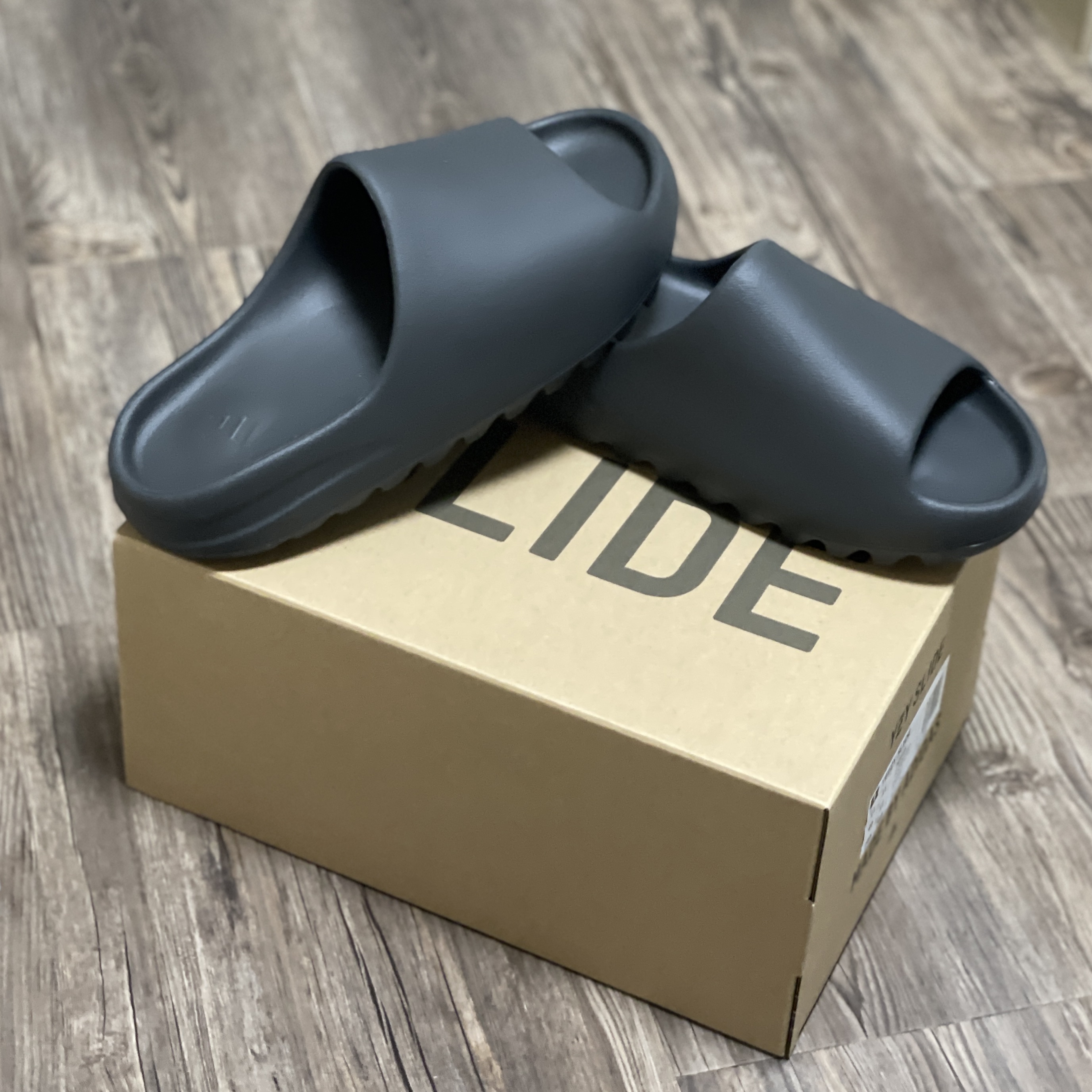Adidas Yeezy Slide Onyx 착용 스타일 - 2