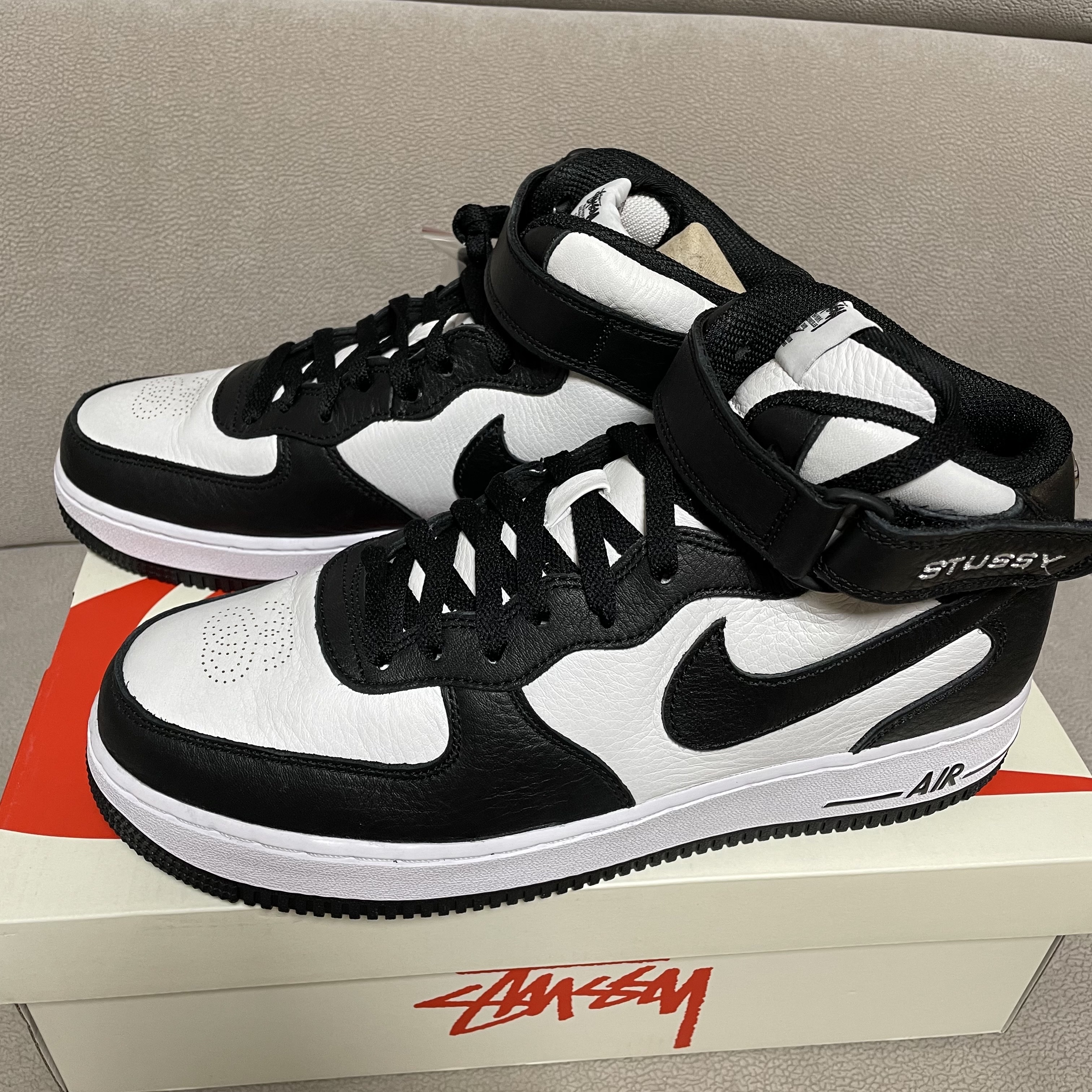 Nike x Stussy Air Force 1 '07 Mid SP Black and Light Bone 착용 스타일
