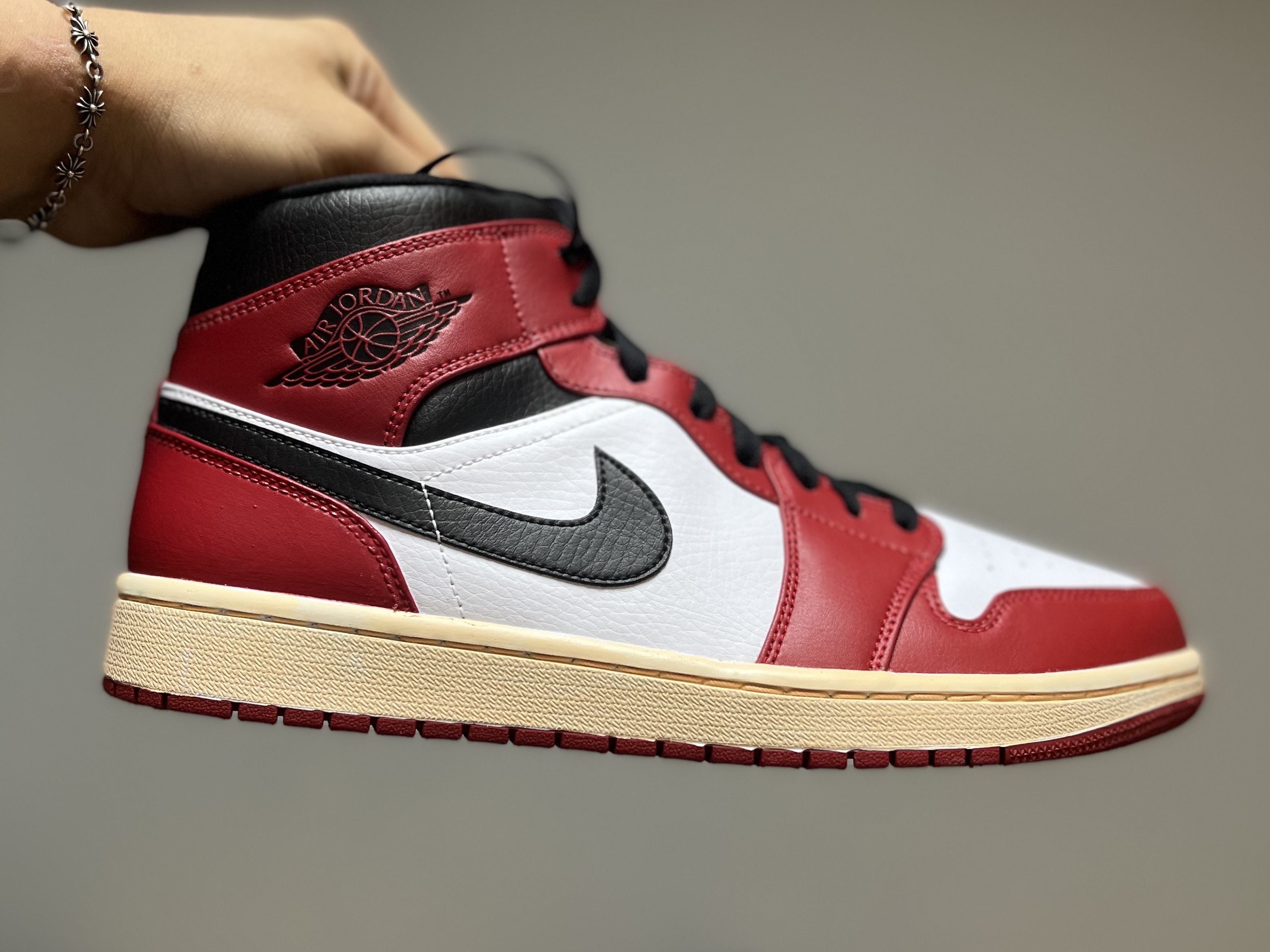 Jordan 1 Mid Chicago 2020 착용 스타일 - 1