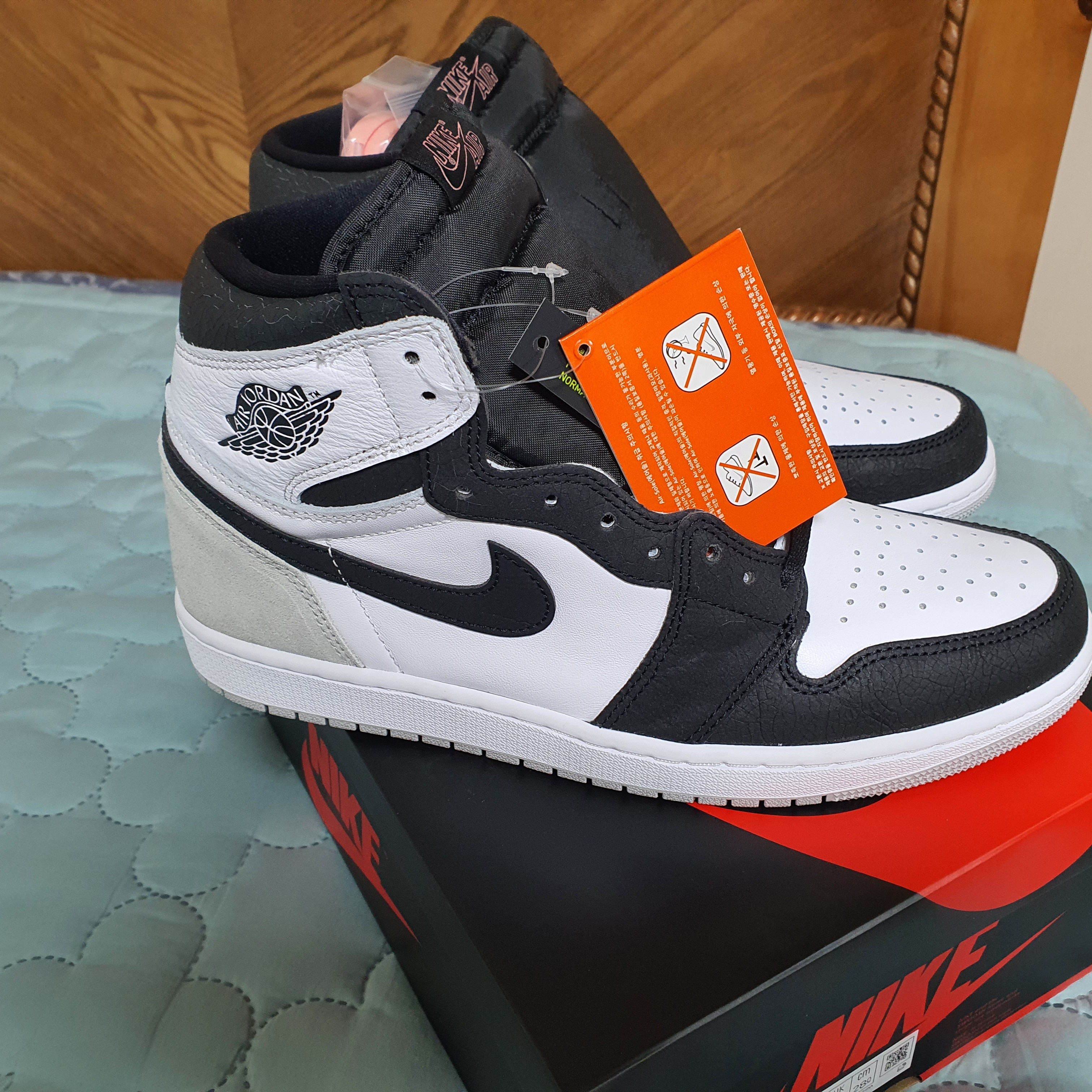 Jordan 1 Retro High OG Bleached Coral, Adidas Yeezy Slide Onyx 착용 스타일