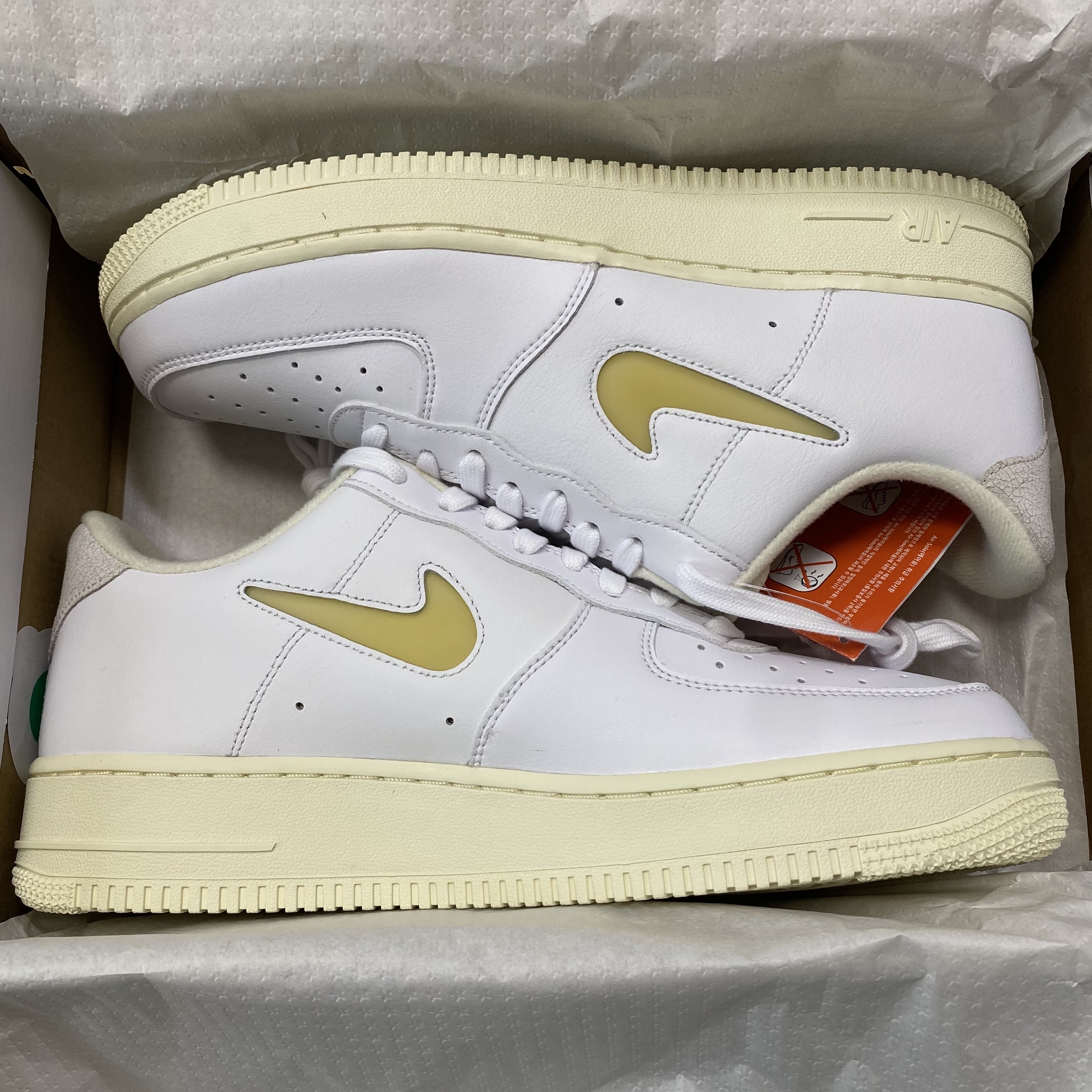 Nike Air Force 1 '07 LX Pale Vanilla 착용 스타일 - 1