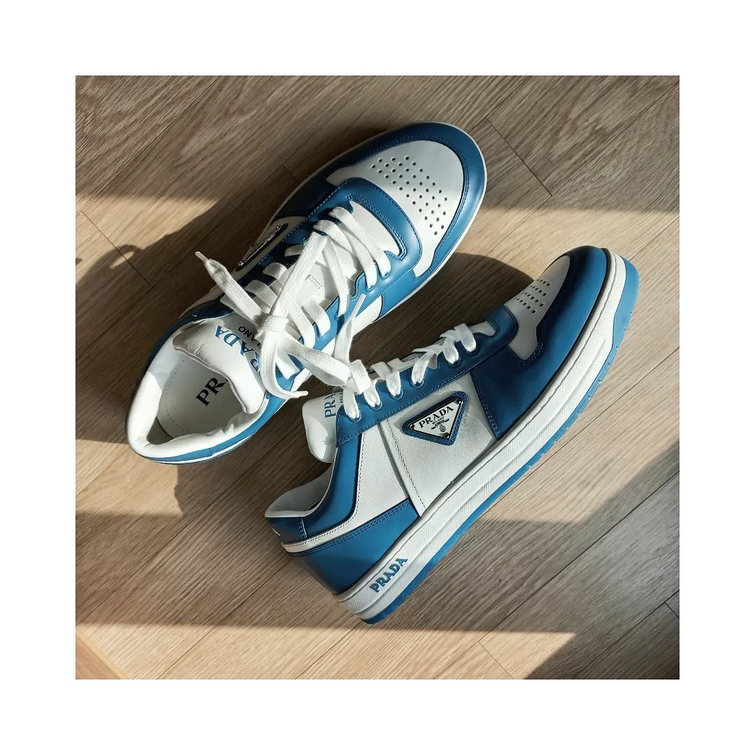 Prada Downtown Leather Sneakers White Cobalt Blue 착용 스타일 - 1
