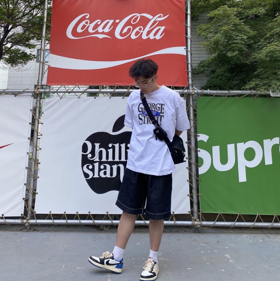 Prada Re-Nylon and Saffiano Leather Shoulder Bag Black, Jordan 1 x Travis Scott x Fragment Retro Low OG SP Military Blue 착용 스타일 - 2