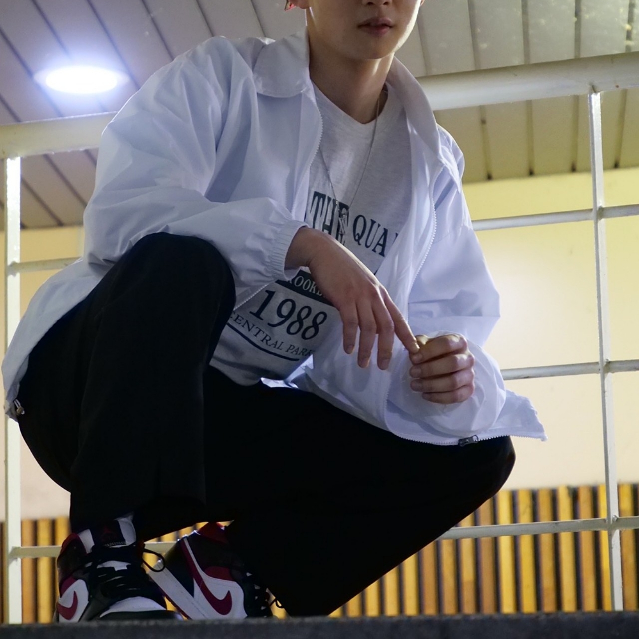 Jordan 1 Mid Gym Red Black White 착용 스타일 - 1