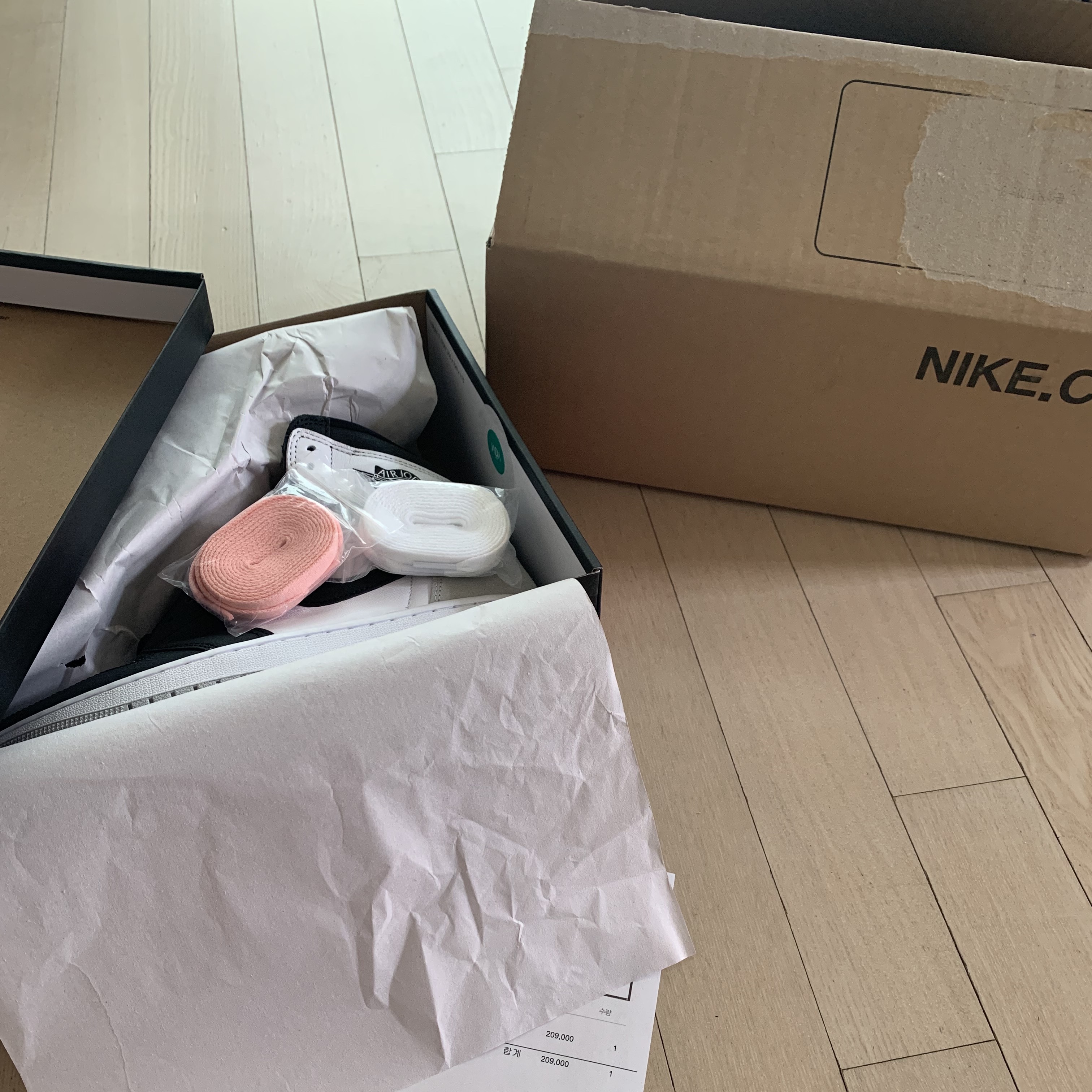 Jordan 1 Retro High OG Bleached Coral 착용 스타일 - 2