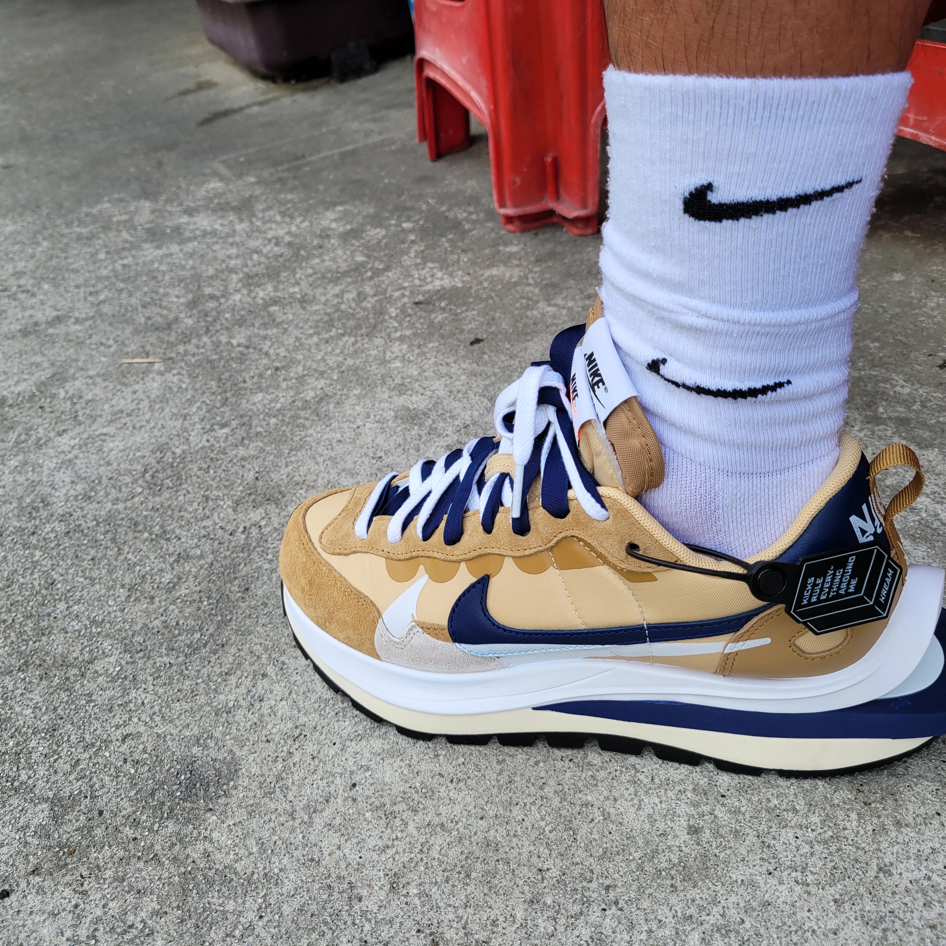 Nike x Sacai VaporWaffle Sesame and Blue Void, Nike x Matthew M Williams NRG Socks White 착용 스타일