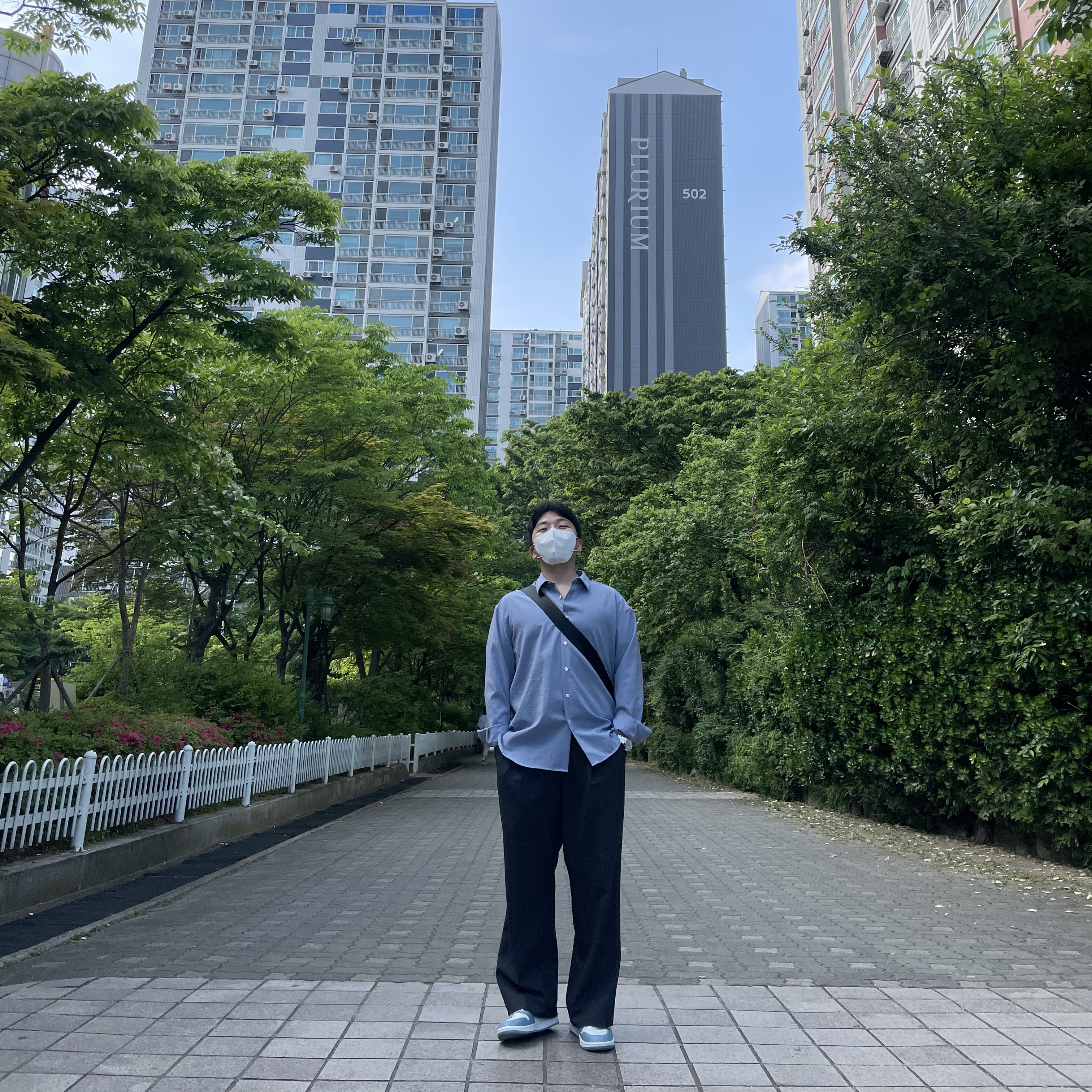 (W) Jordan 1 Mid Sail and Worn Blue 착용 스타일