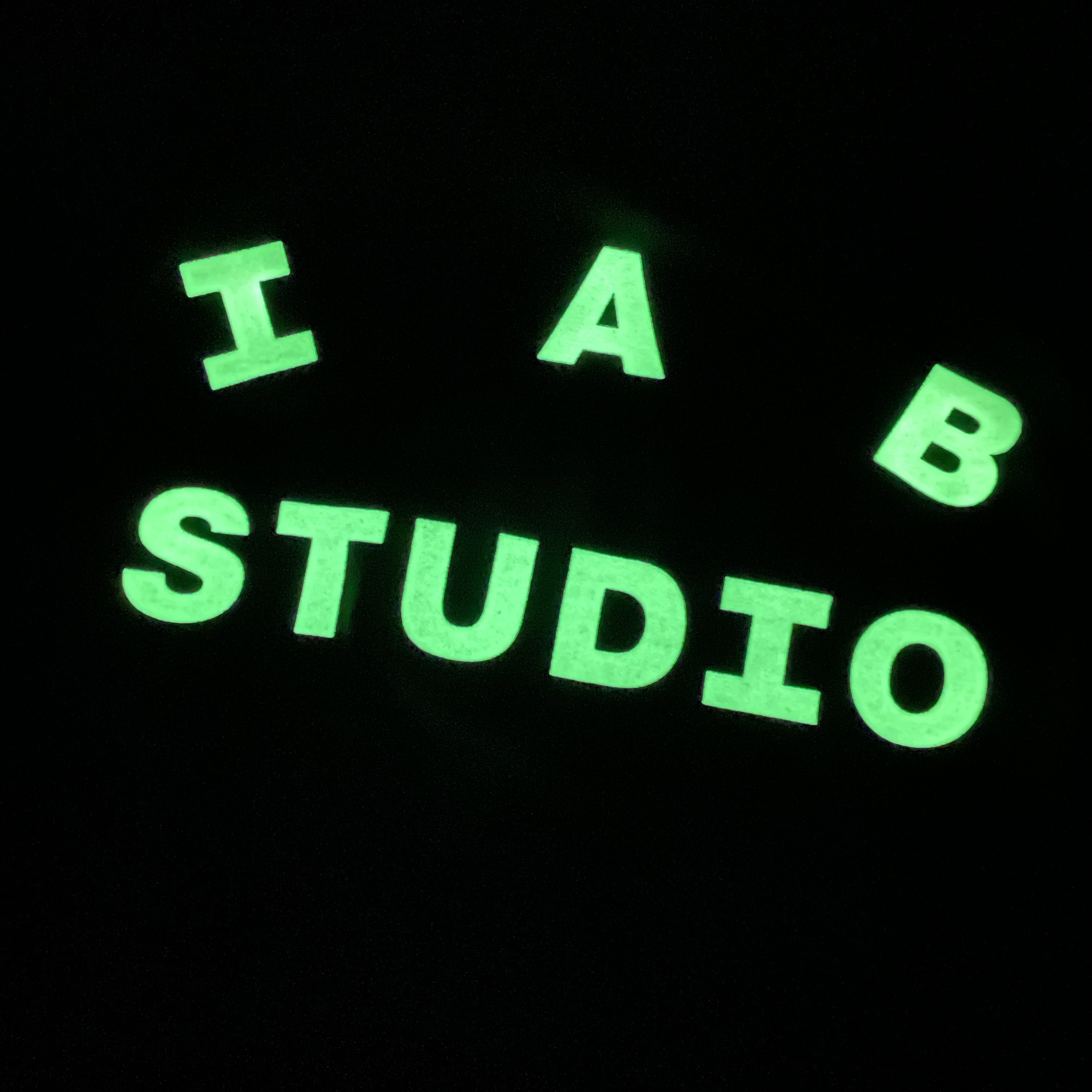 IAB Studio Black Glow T-Shirt 착용 스타일